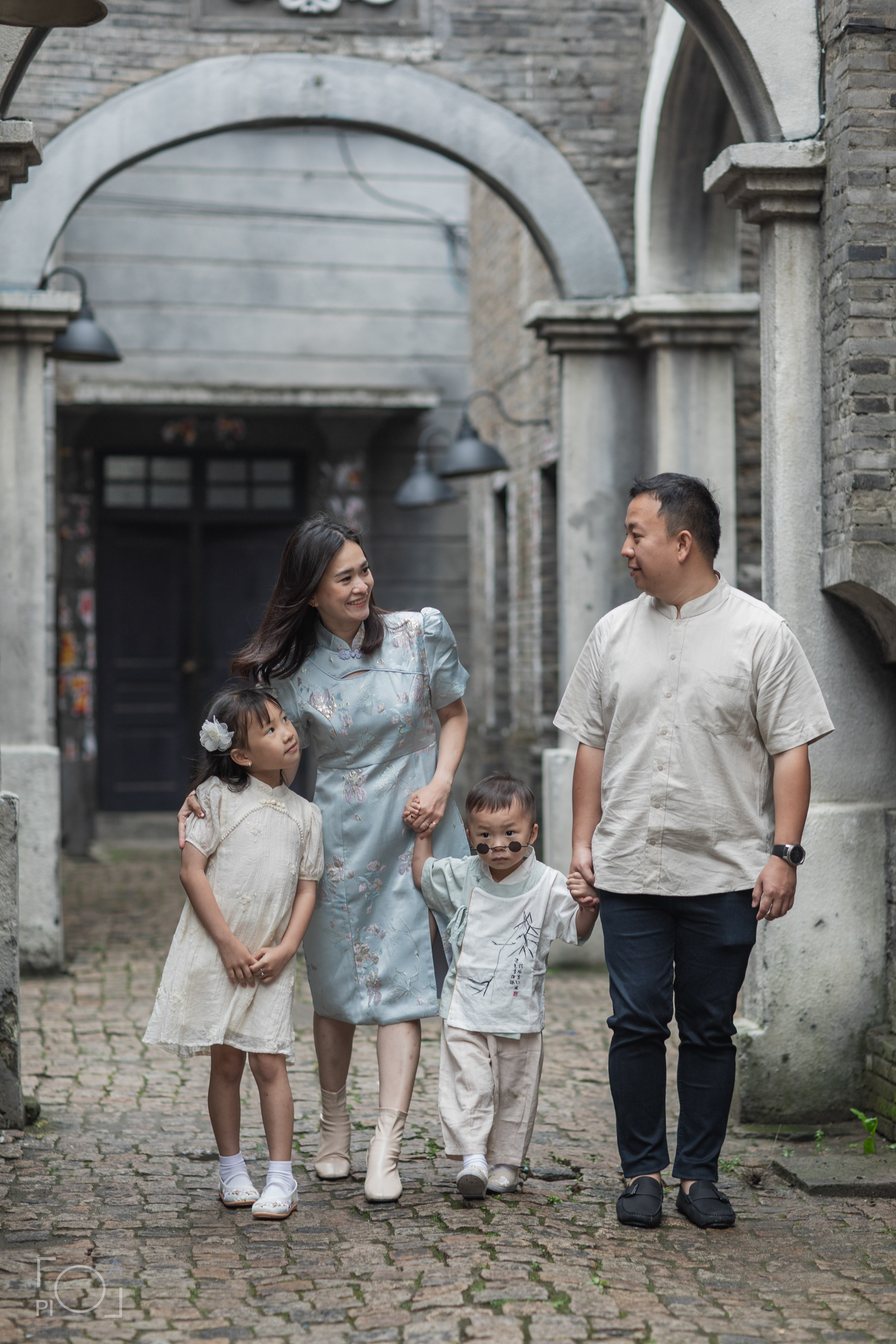 Семейная фотосессия в шанхайской киностудии. Photographer in Shanghai — Lola Pidluskaya