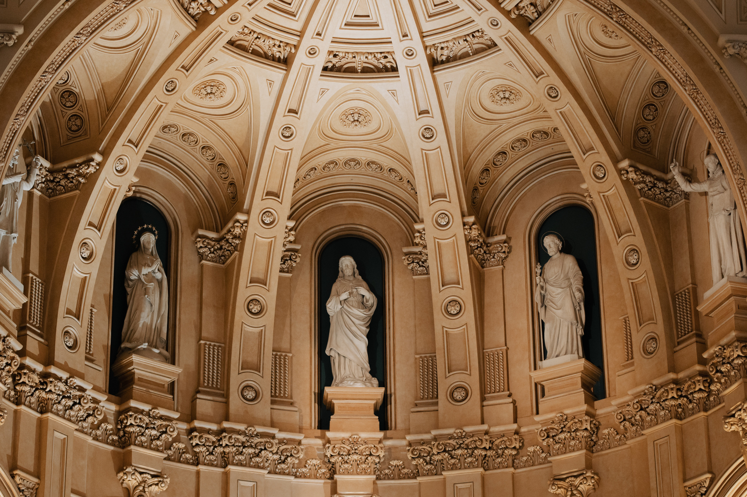 a large dome with statues inside of it