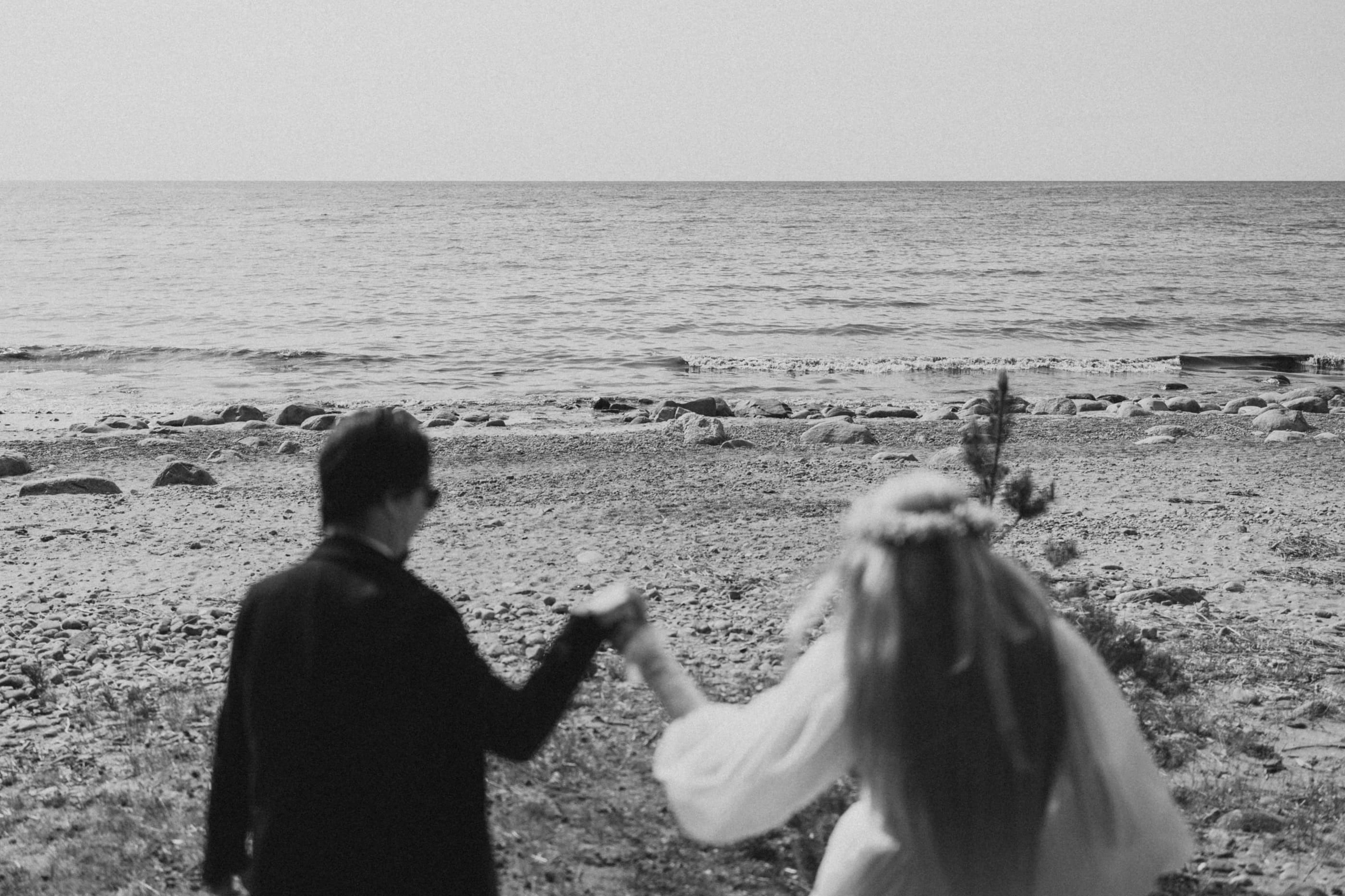 Marija & Aleksandrs: Kāzu fotosesija Veczemju klintīs pie jūras. Fotogrāfs kāzām, ģimenēm un dažādiem pasākumiem