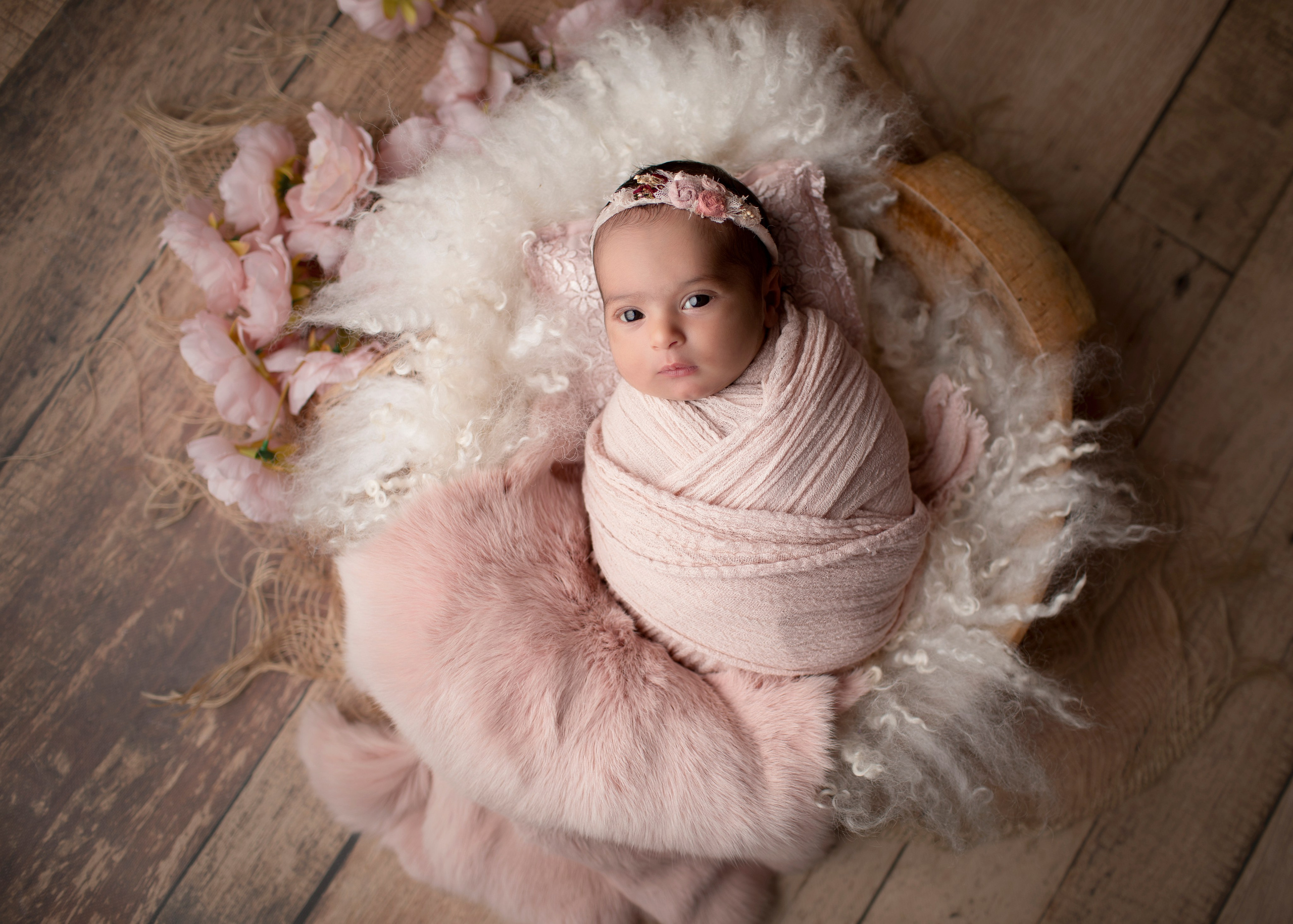 Mamma och bebis delar ett ögonblick av närhet, ett fotografi full av värme.