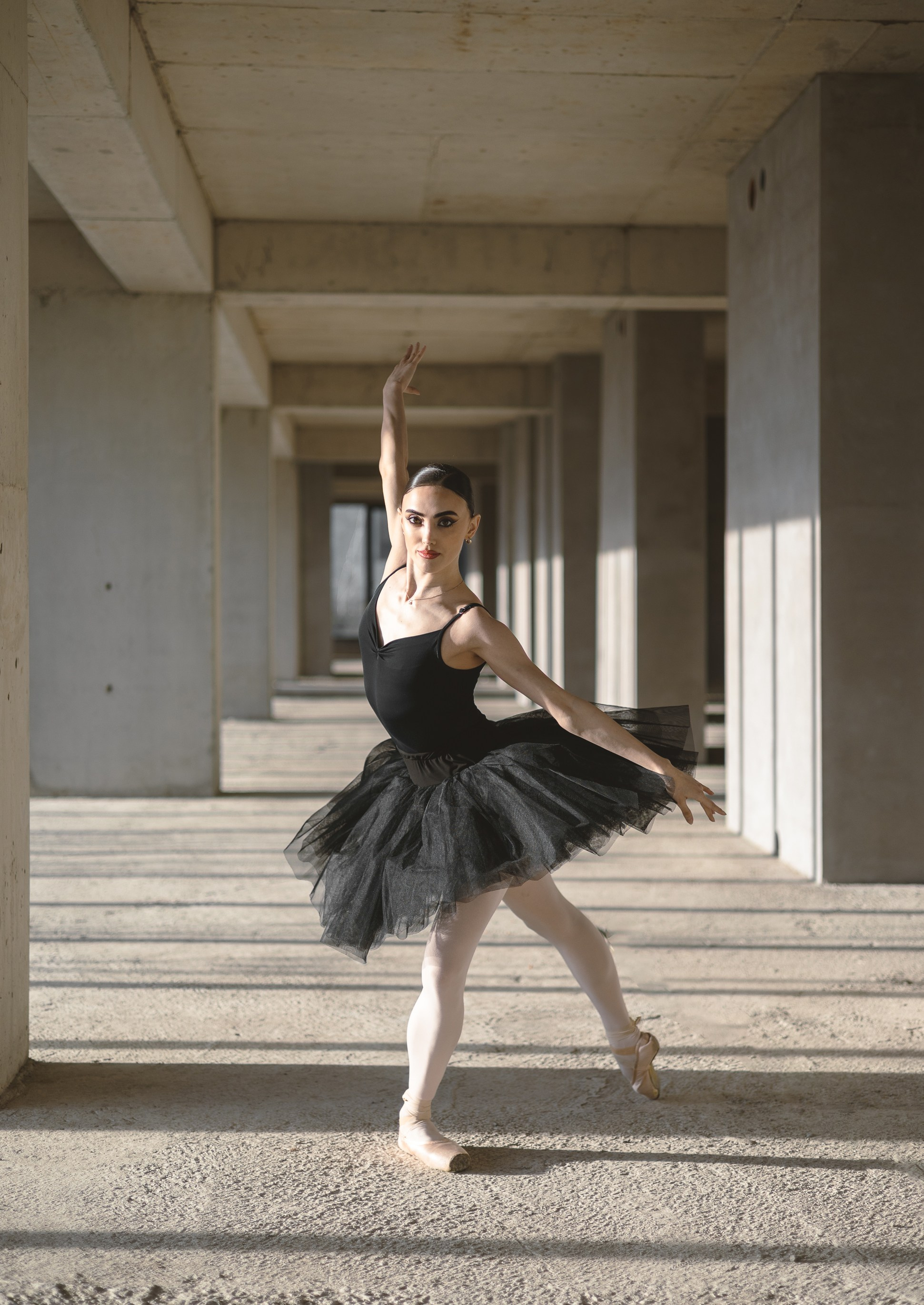 portrait danseuse robe noire tutu lumière naturelle loft photographe Loire-Atlantique Ani Torosyan