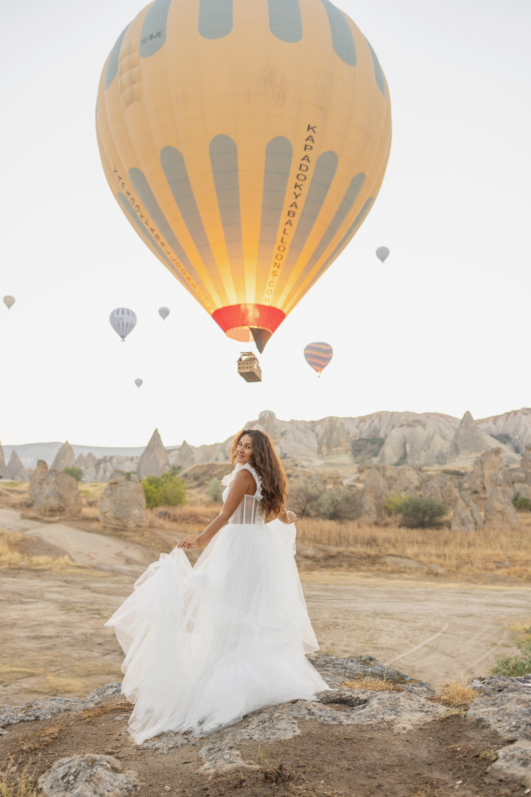 Family Photoshoot at Sunrise with Cappadocia’s Hot Air Balloons. Julia Ganch I Fashion Wedding Photography I Cappadocia Turkey