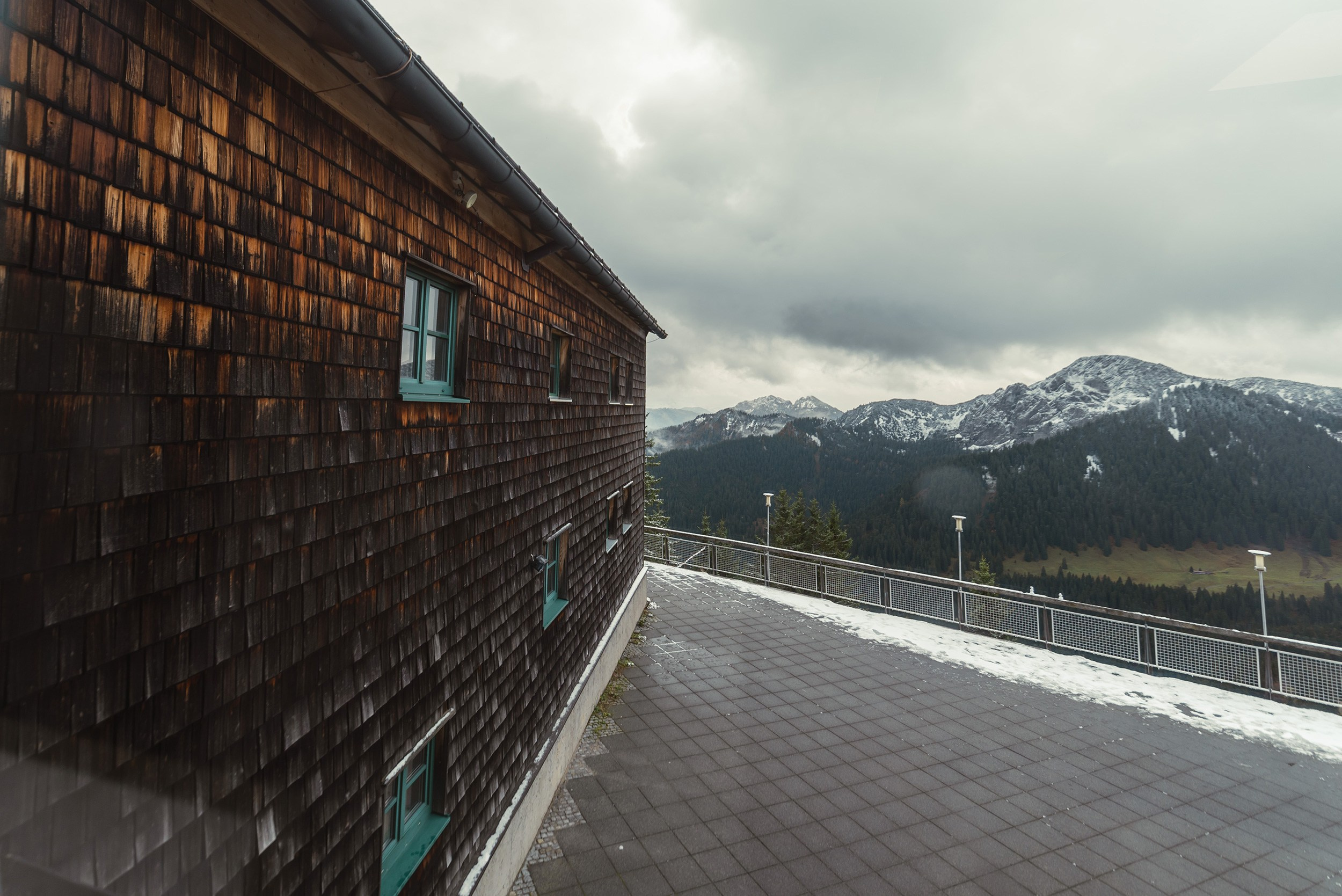 The building and outdoor terrace of Panoramarestaurant Wallberg in the Alps.