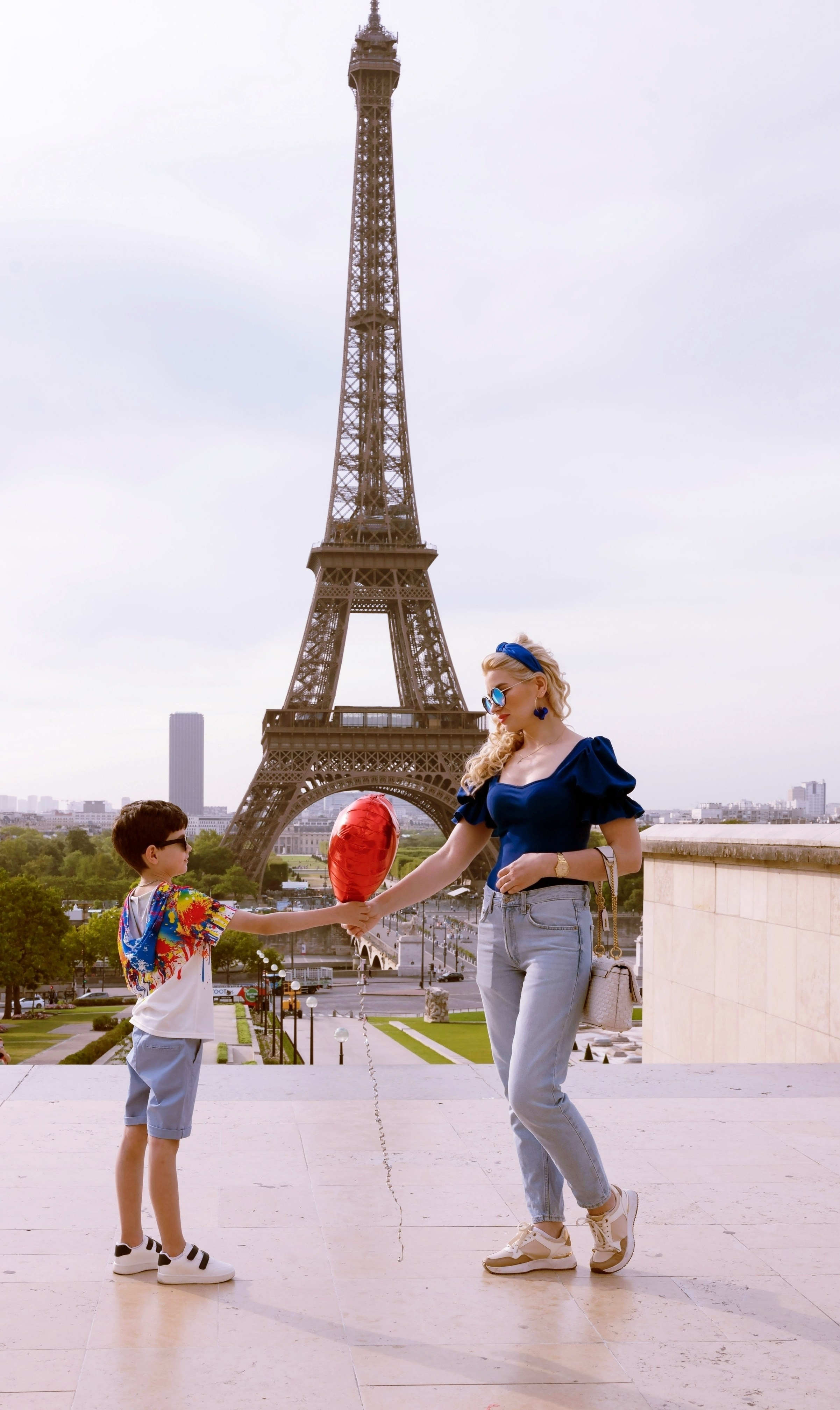 Family photoshoot in Paris. Alina Tagzieva- a photograper in Paris