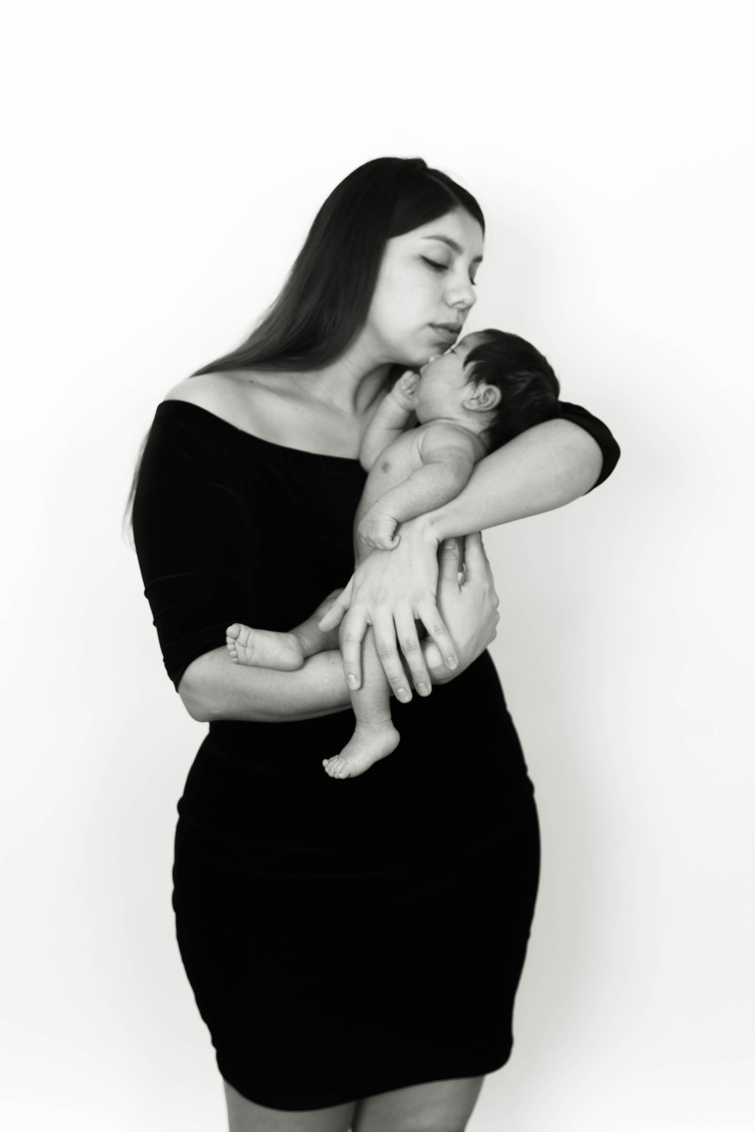 Maternity Photos — Isabel — Harold — Studio Photos. Fotografía accesible en Calgary