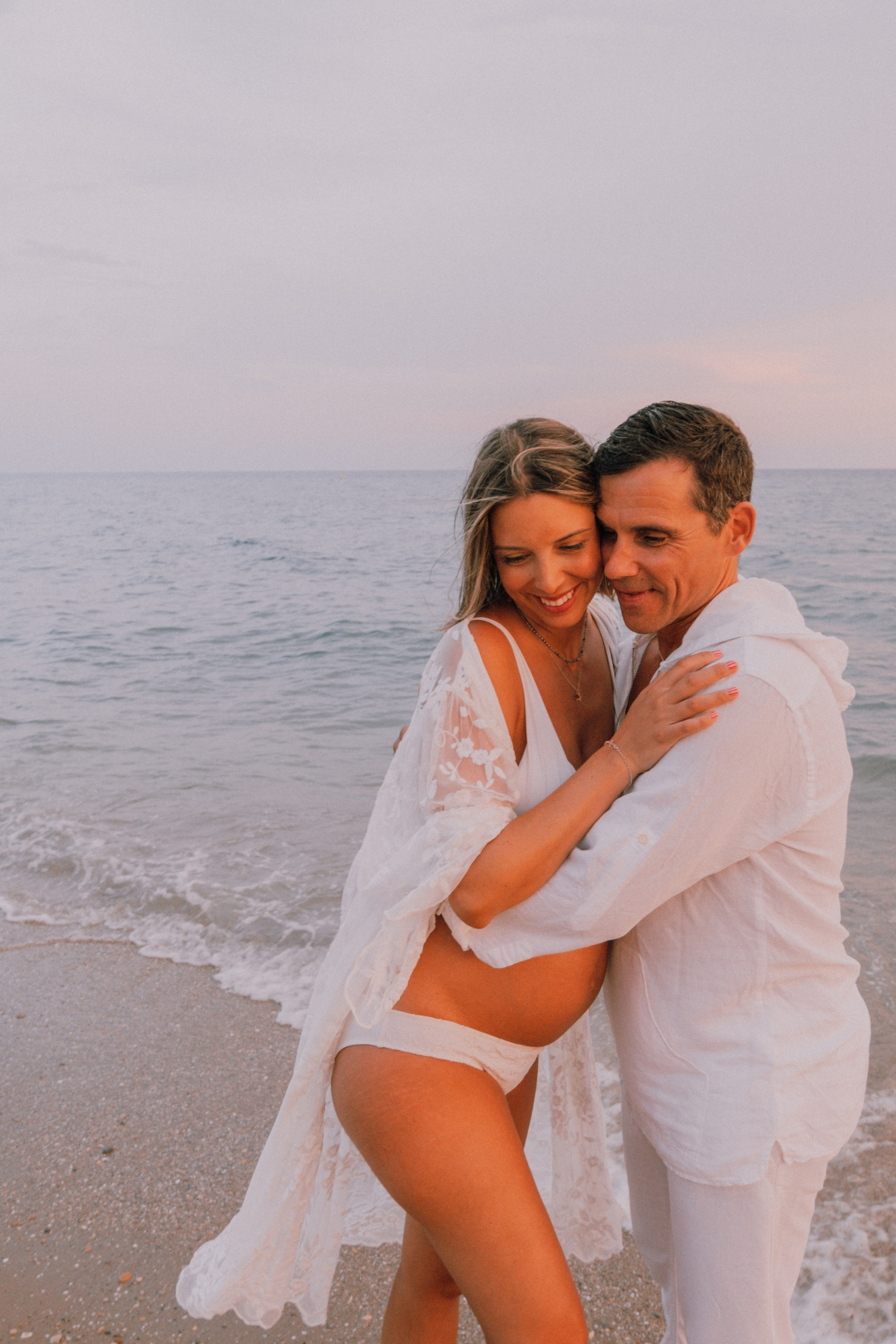 Sesión embarazo en la playa. Fotografía profesional en Calafell - Elena Medvedeva