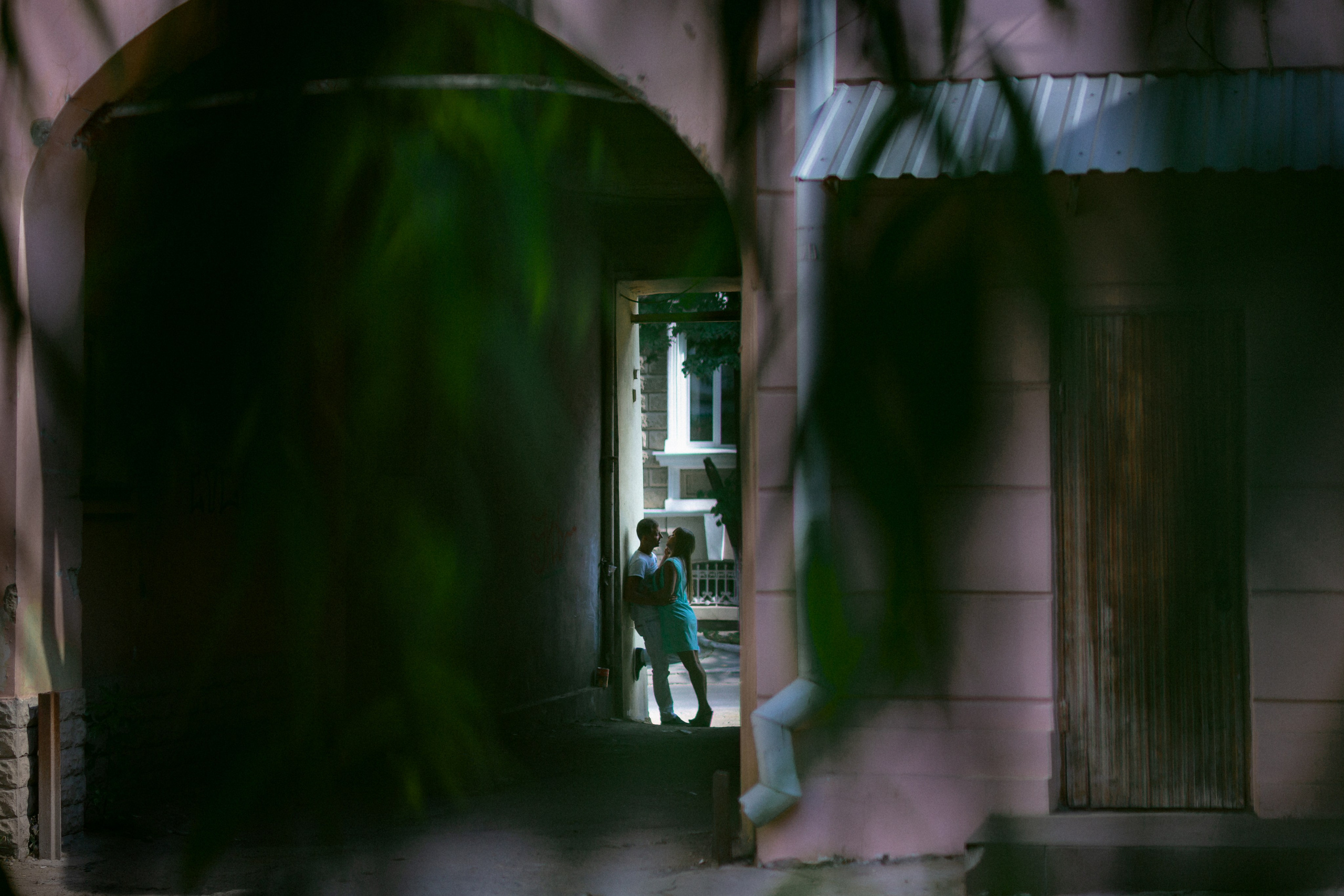 Девушка-бойфренд обнимается под аркой, дневная прогулка влюбленных красивые фотки