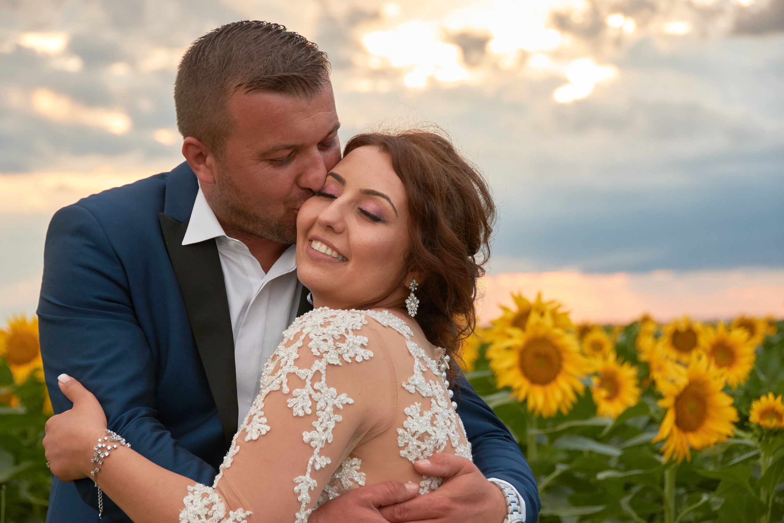Wedding photo session, Bucharest wedding photographer, wedding photos, photo session in the sunflower field