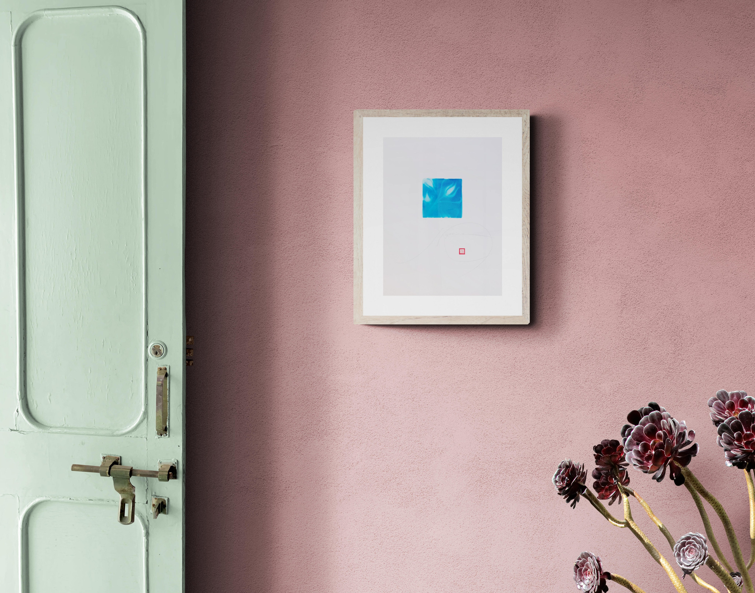 Stampa digitale floreale in tiratura limitata di 20 copie, opera decorativa in bianco e blu di Nadia Kuprina ispirata alla ceramica artistica, disponibile su SaatchiArt.