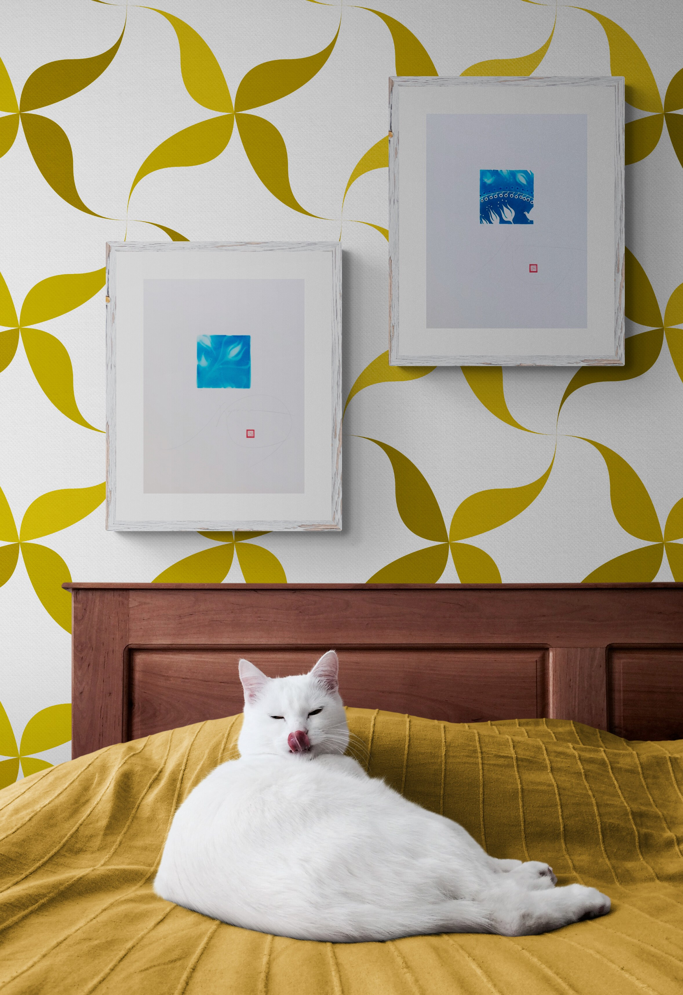 Stampa digitale in tiratura limitata di 20 copie, opera floreale stilizzata in bianco e blu di Nadia Kuprina, ispirata alla ceramica decorata e disponibile su SaatchiArt. Esempio d’arredo in camera da letto.