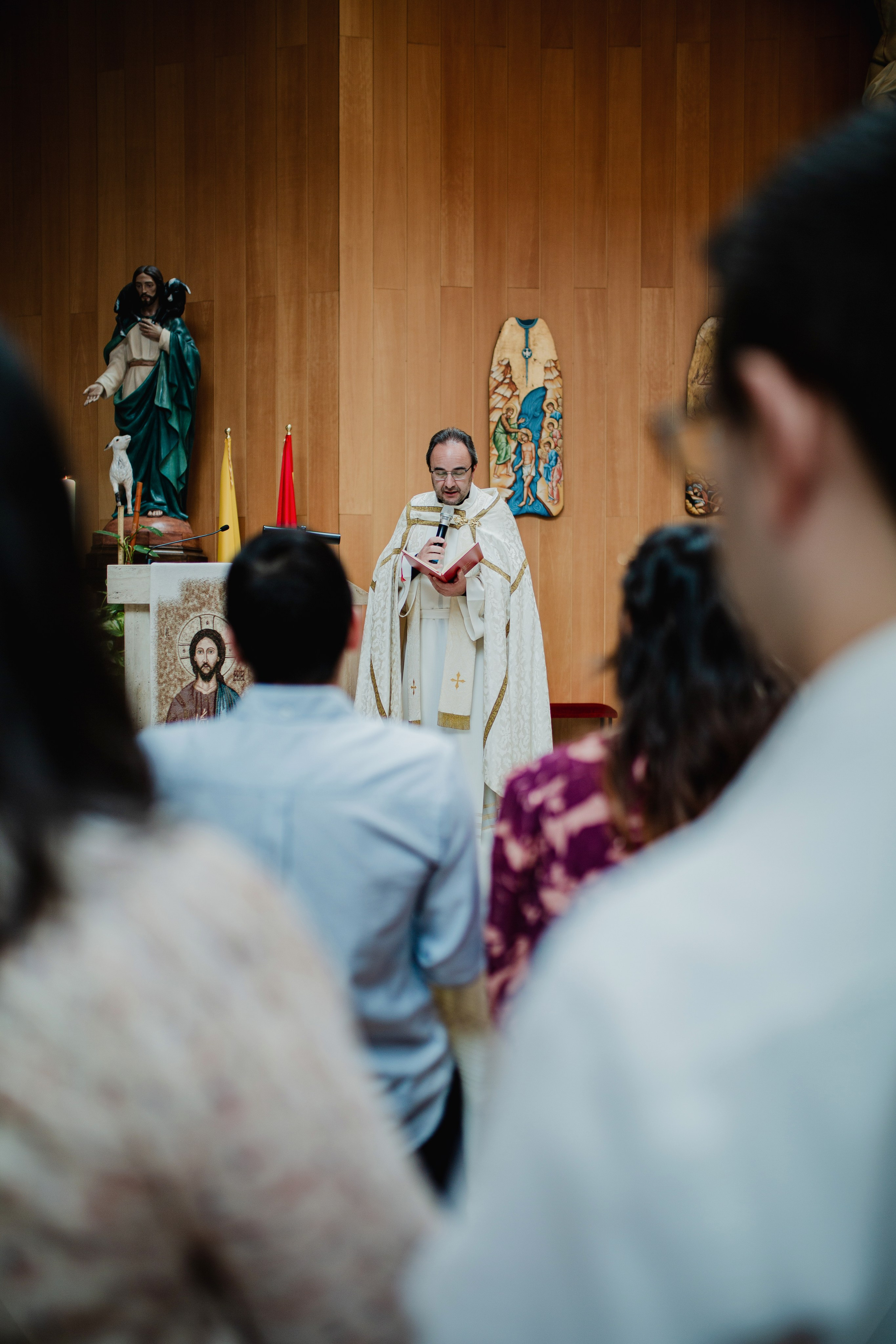 Retrato de bebé con traje de bautizo en estudio fotográfico Rainbox, Torrejón de Ardoz