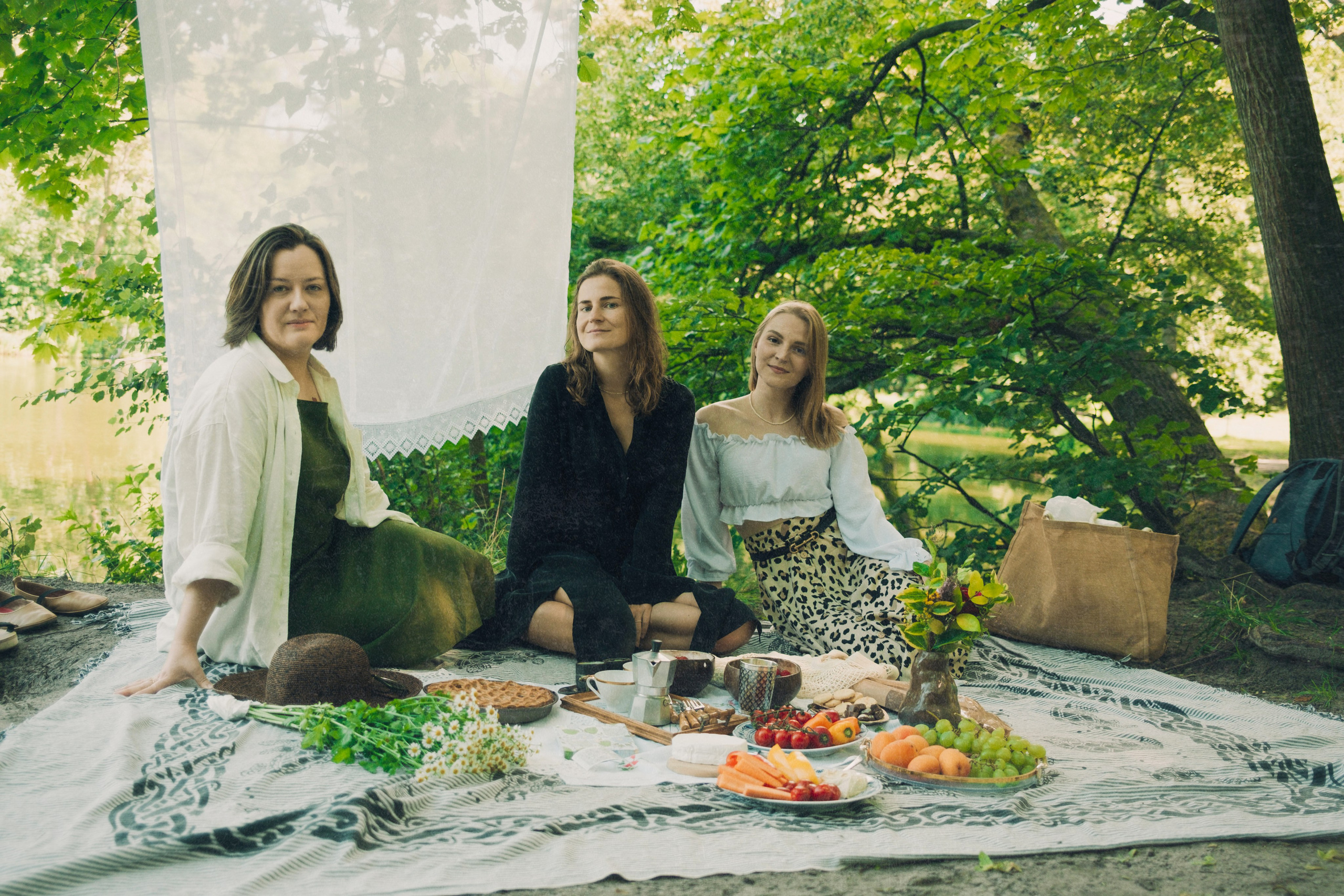 Girls Picnic on the lake. Professional Photographer in Berlin — Portraits, Love Story, Events, F
