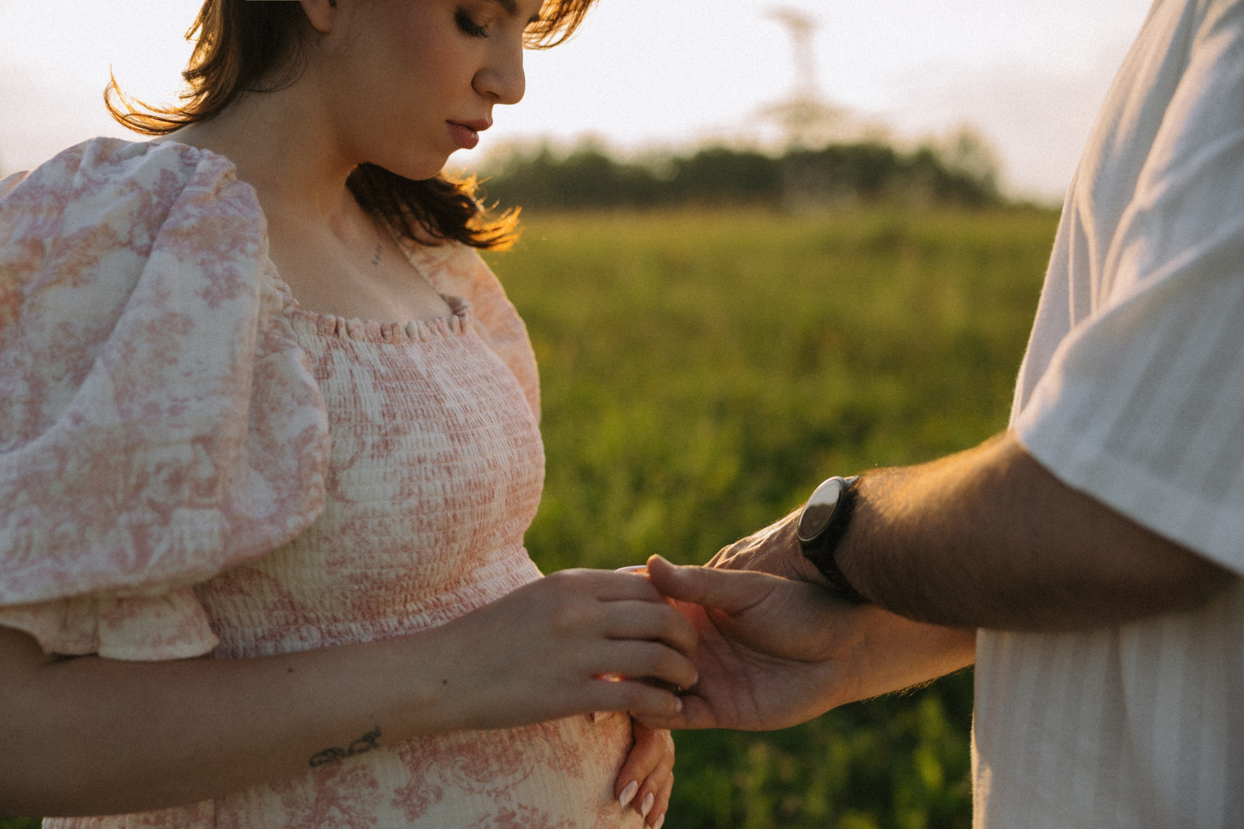 Lera & Maksim | laukimo fotosesija pievoje saulei besileidžiant. Vestuvių ir šeimų fotografė Lena Bondarenko / belove photo
