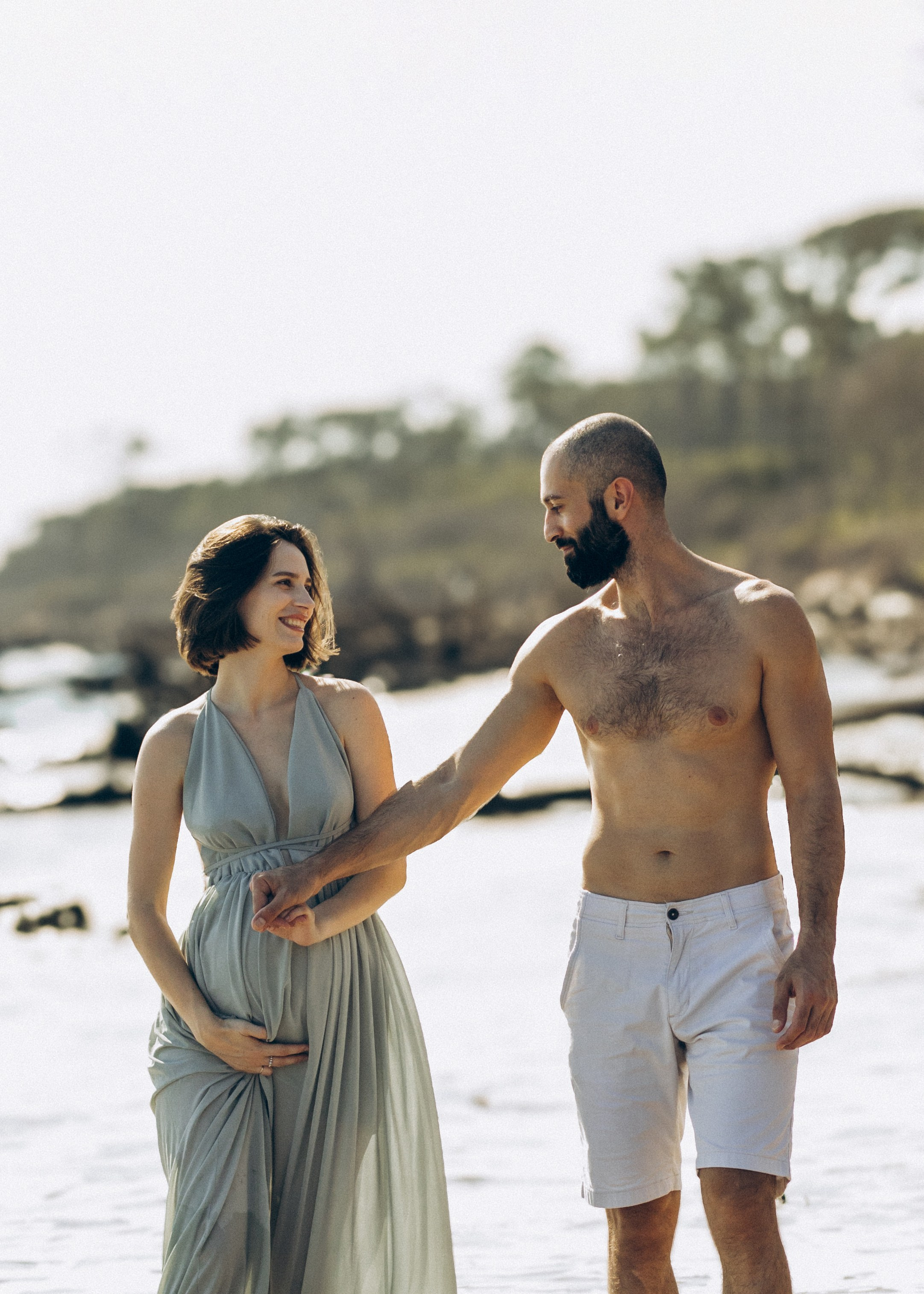 Maternity photoshoot at the beach. Portrait and couples photographer in Florida, Valeriia Honcharova