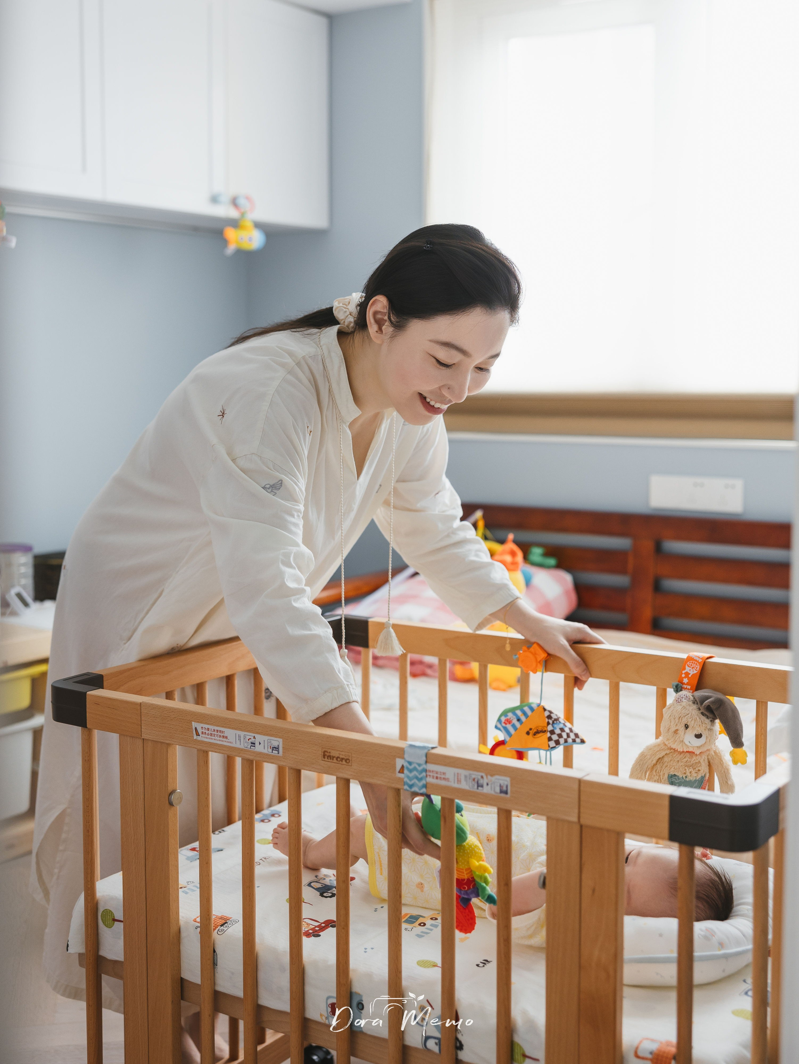 In a Shanghai family photoshoot, the mother is soothing her 100-day-old baby.