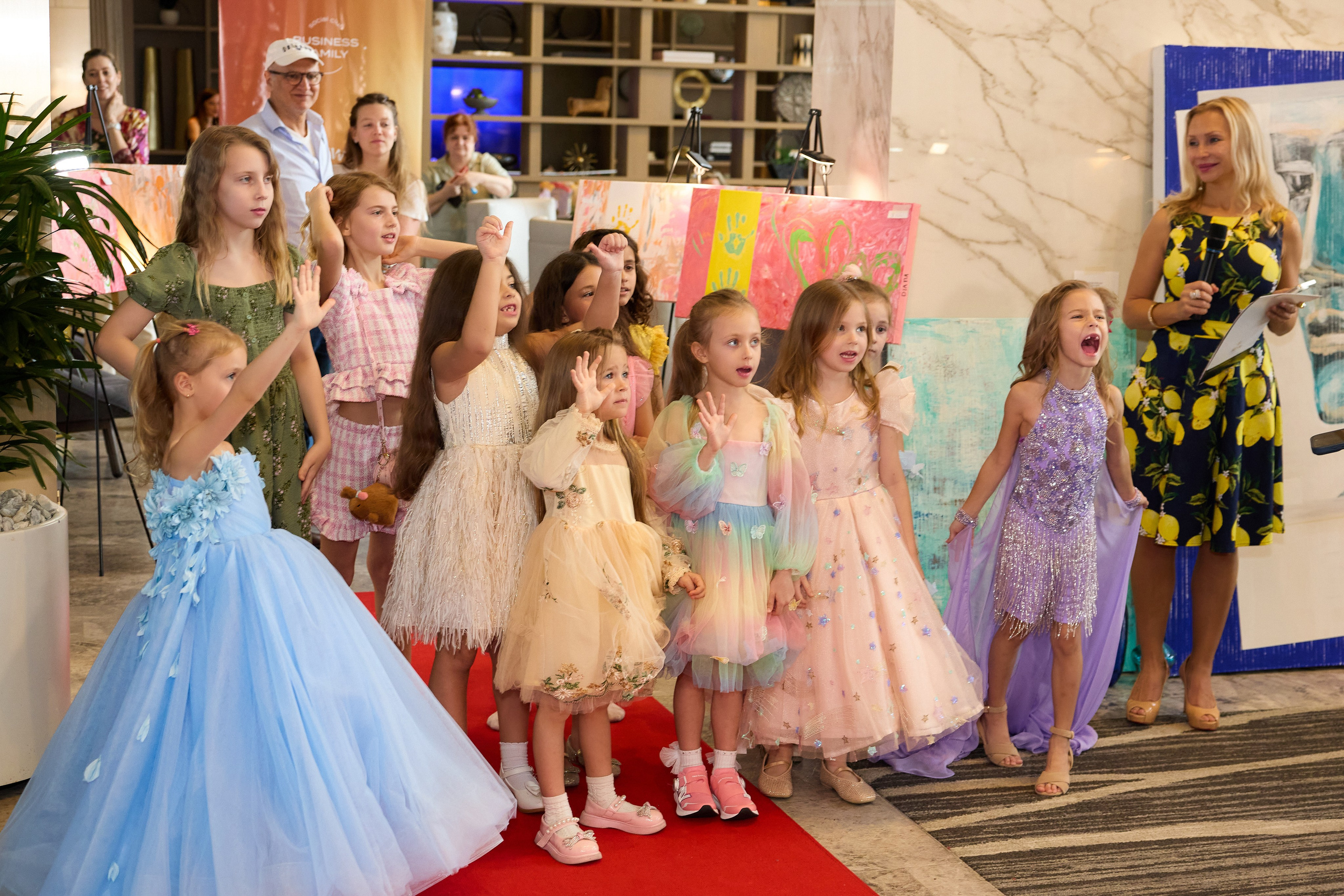 Авторская благотворительная художественная выставка Дианы Бортник. Фотограф Юлия Маковеева