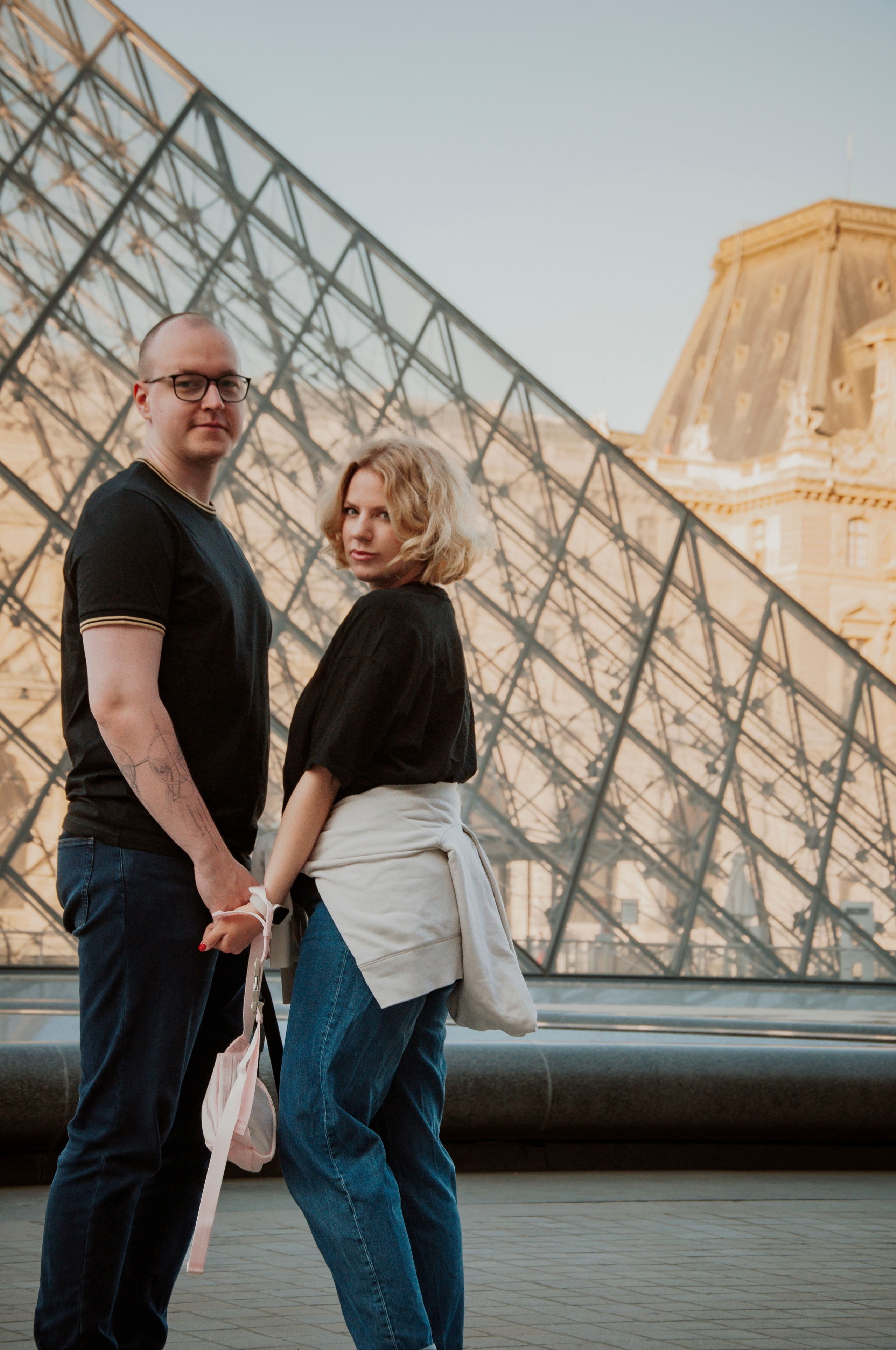 Couple photoshoot near the Louvre. Paris photographer — Polina Osipova