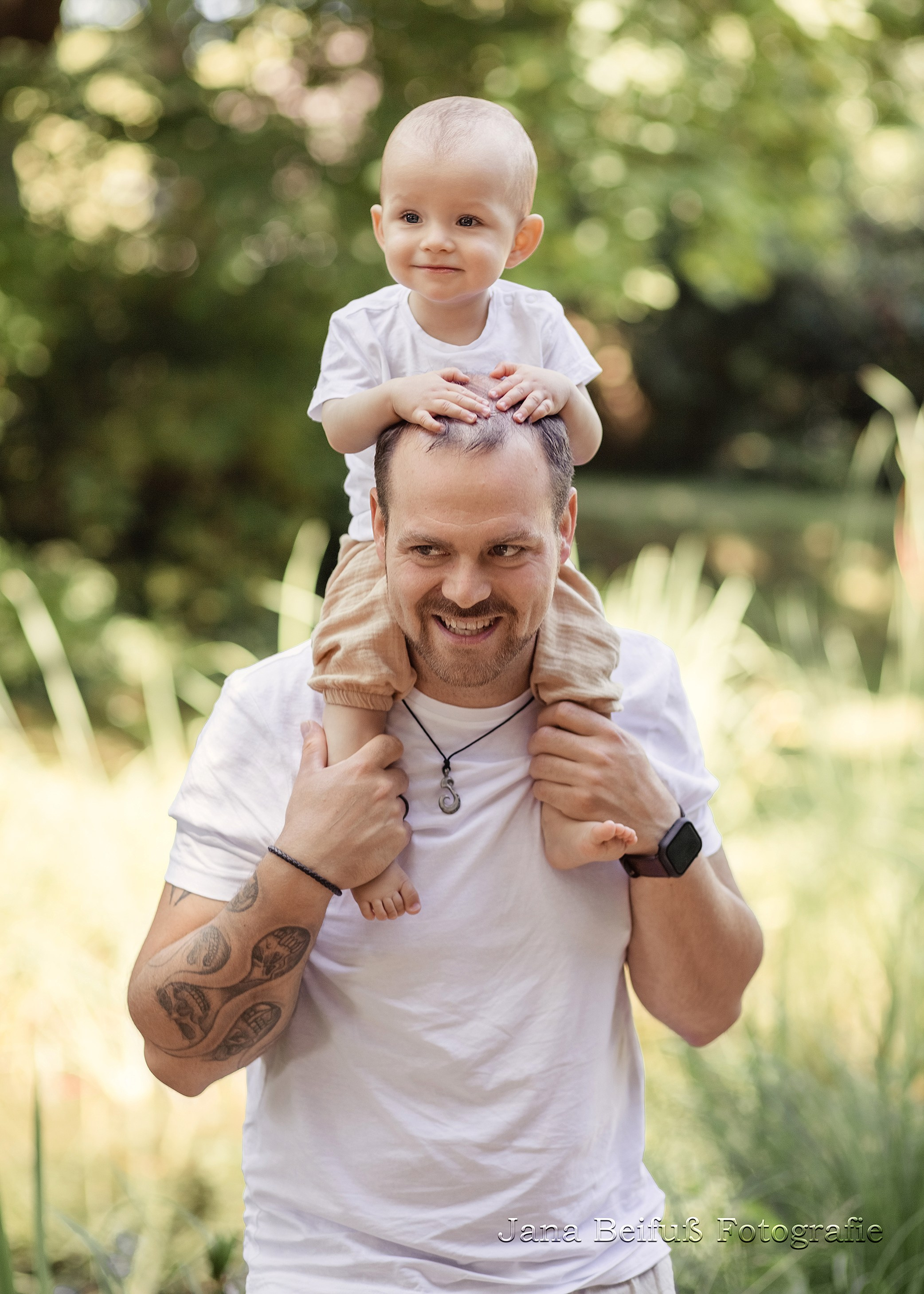 Familienfotograf Jana Beifuß in Weißenhorn, Papa hält Kind auf den Schultern, beide sind glücklich