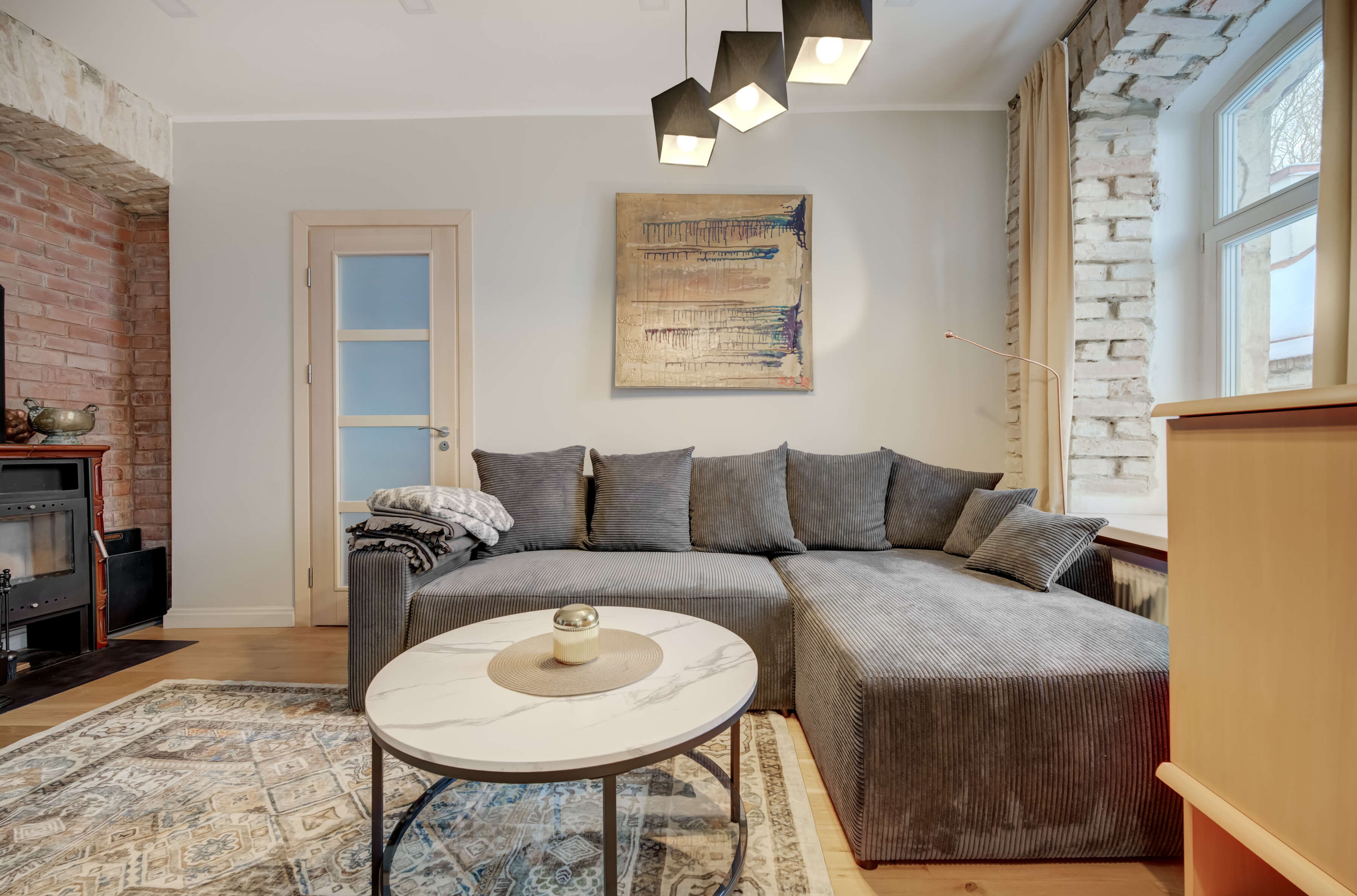 Židinys + minkšta šviesa = ideali vieta blogiems sprendimams