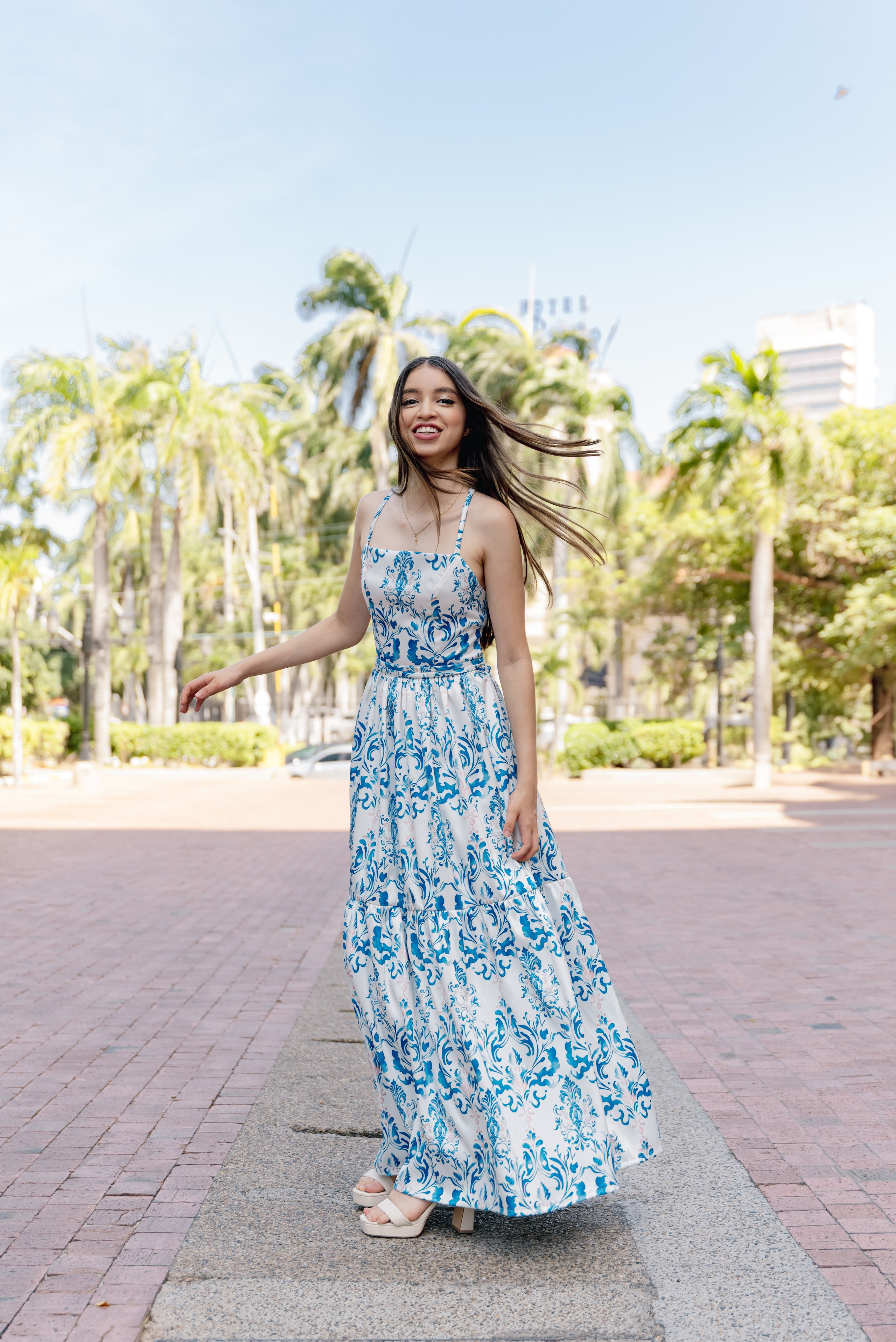 Retrato artístico quinceañera en campo abierto cielo despejado sesión profesional BanderArt