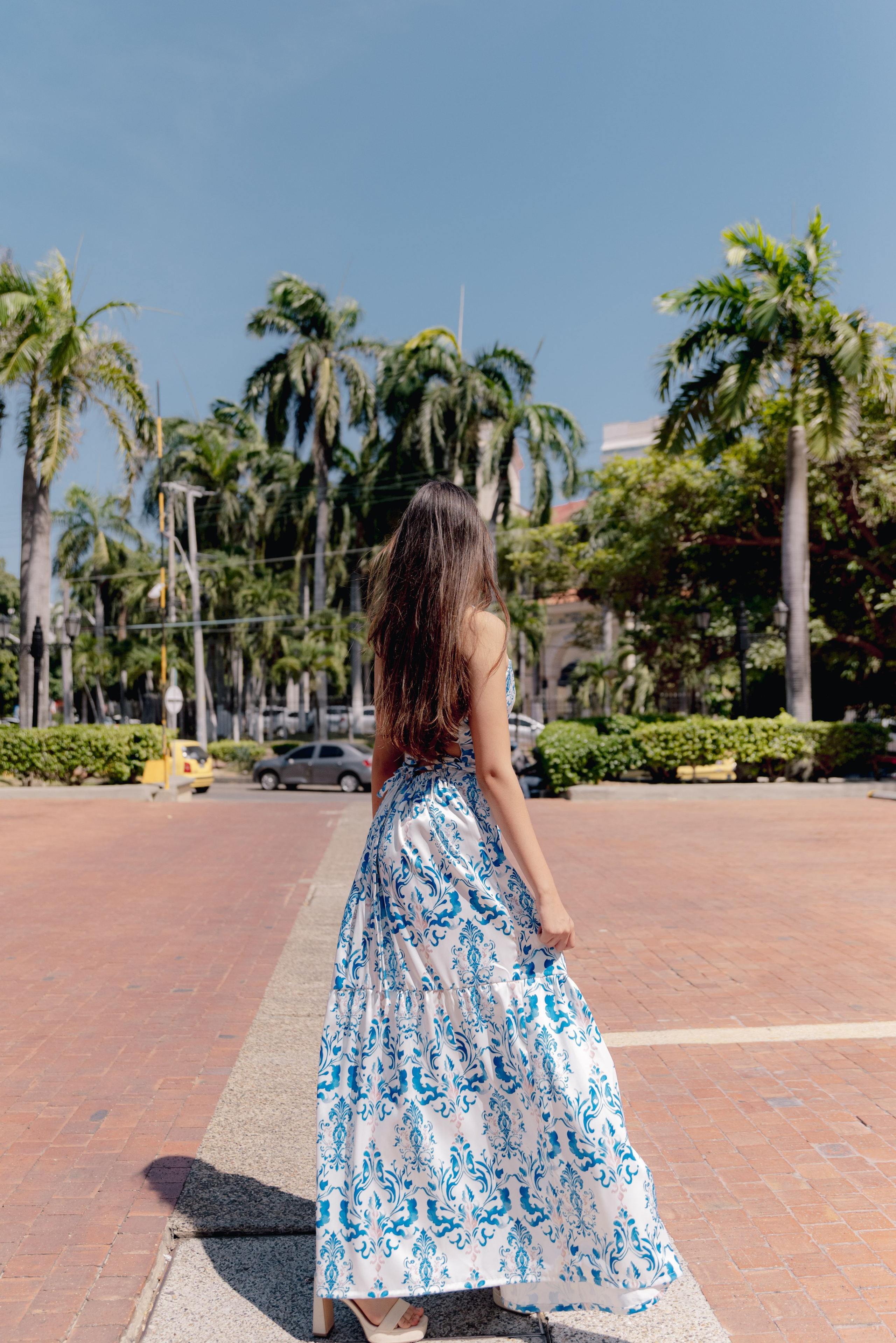 Retrato quinceañera en exteriores con plantas exóticas sesión fotográfica profesional BanderArt