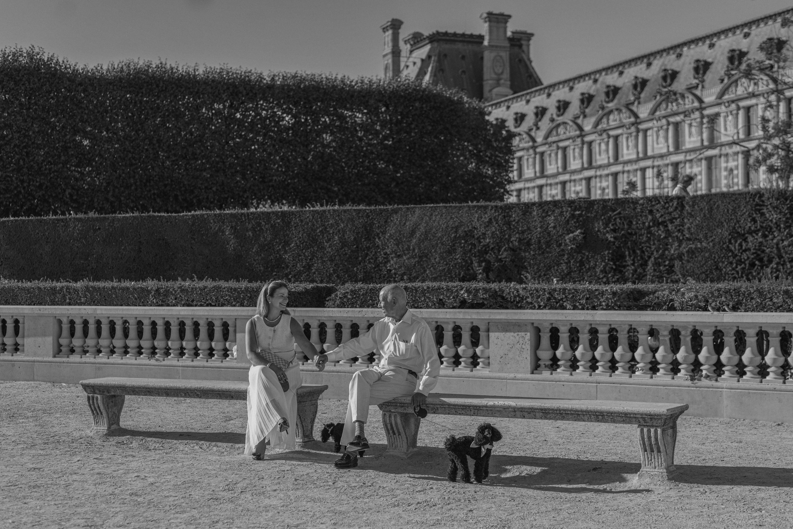 прогулка пары с маленькими собачками в Париже