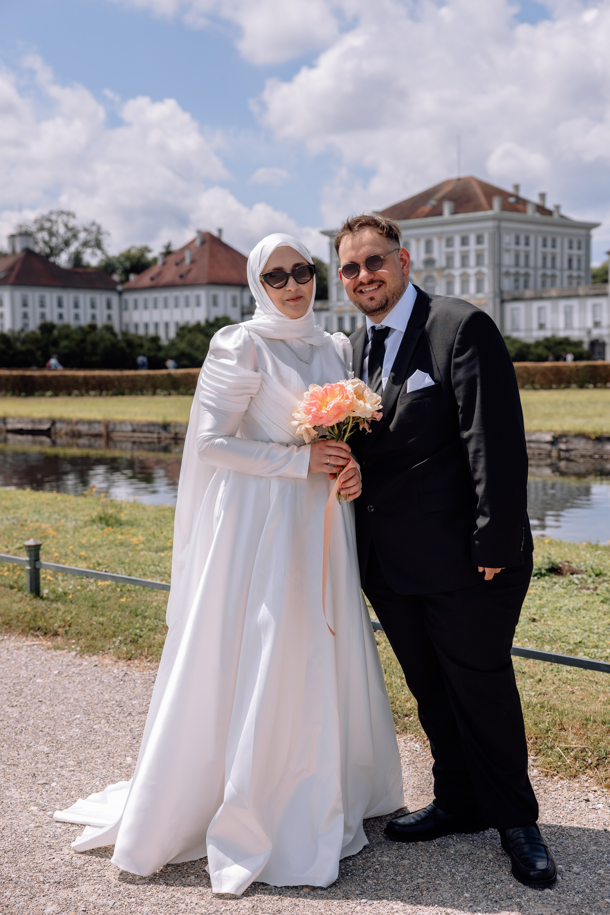 Paar umarmt sich vor dem Schloss Nymphenburg