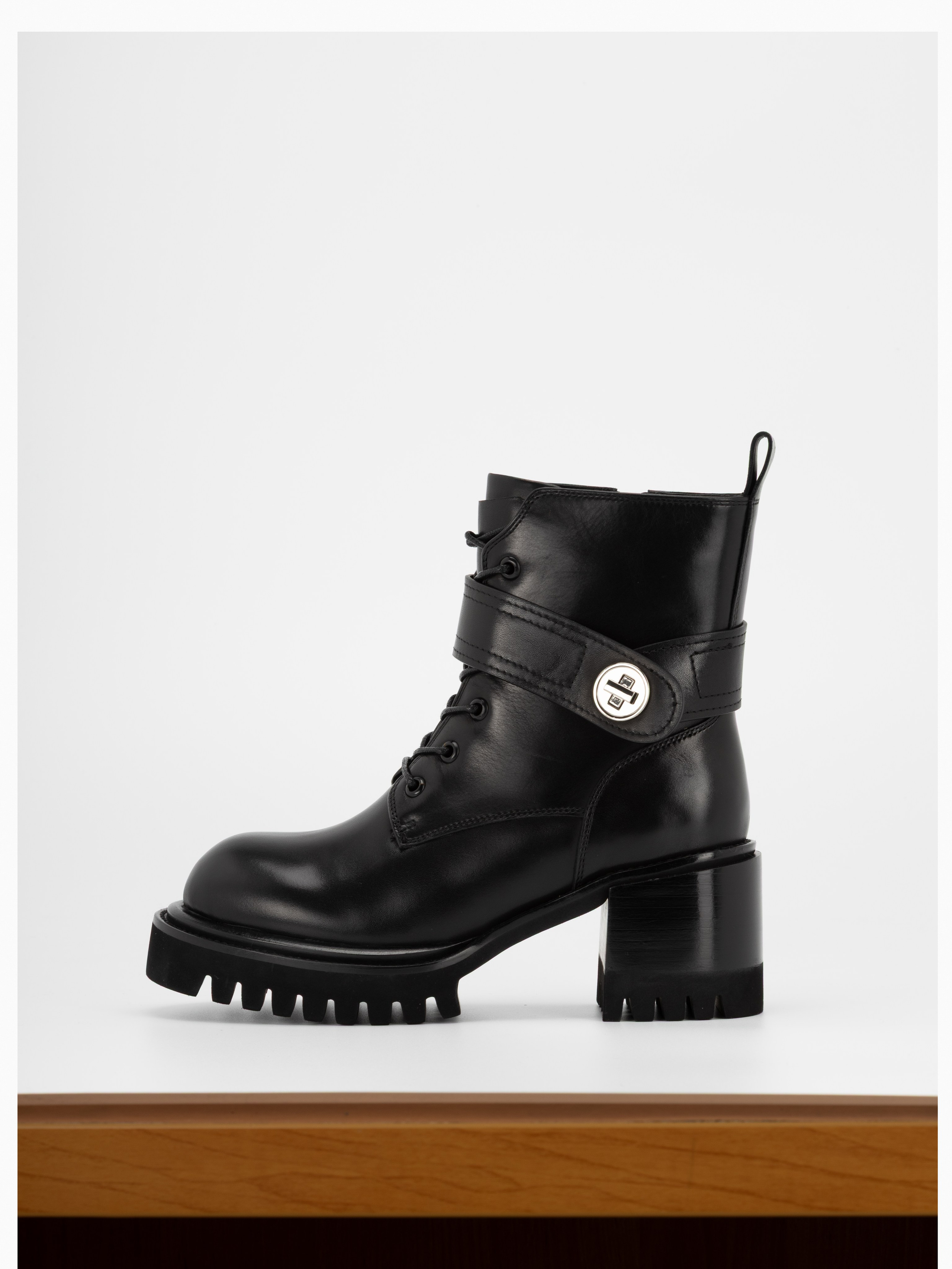 Съёмка обуви. Предметная фотосъемка в Алматы. Студия фото и видео съемки товаров