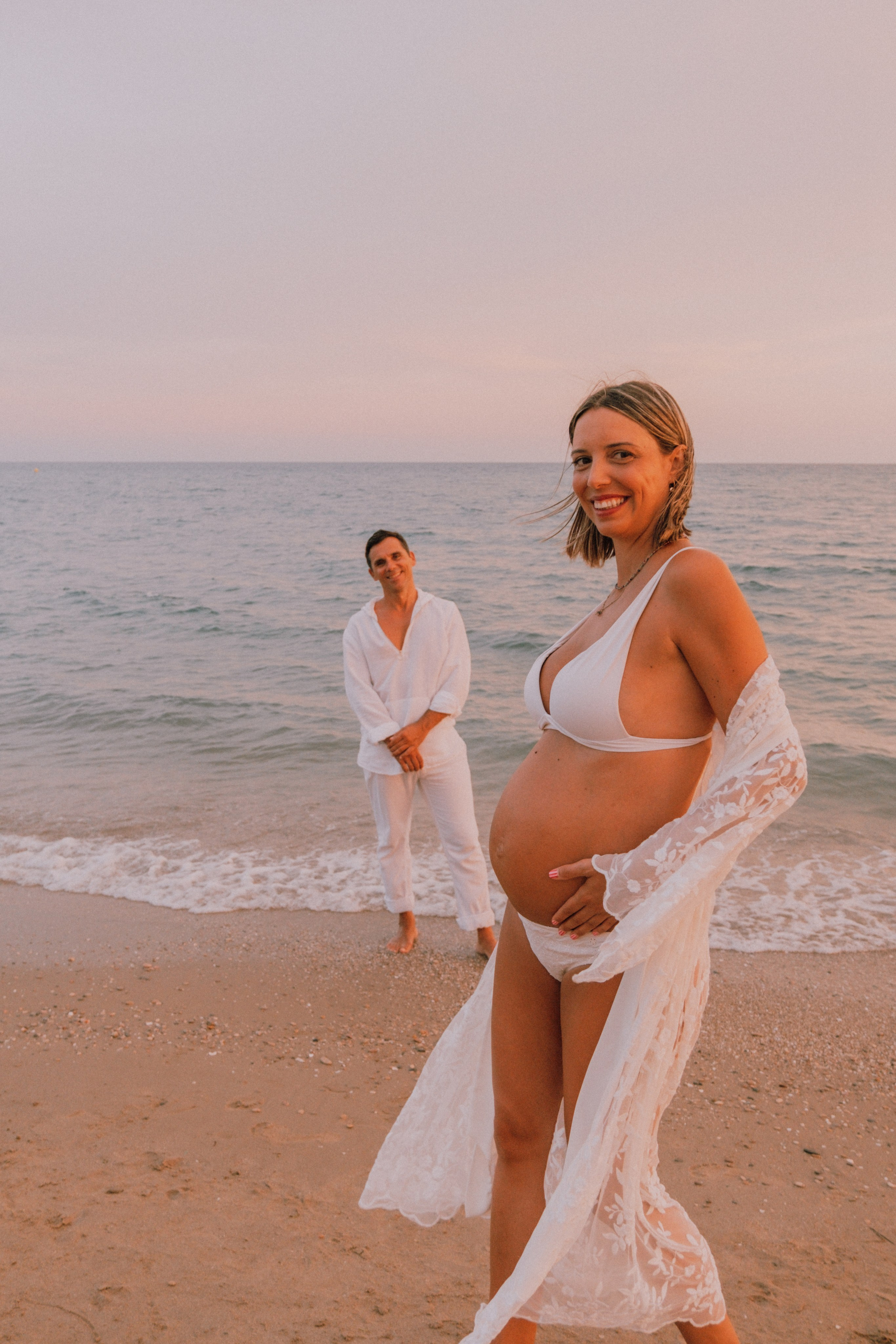 Sesión embarazo en la playa. Fotografía profesional en Calafell - Elena Medvedeva