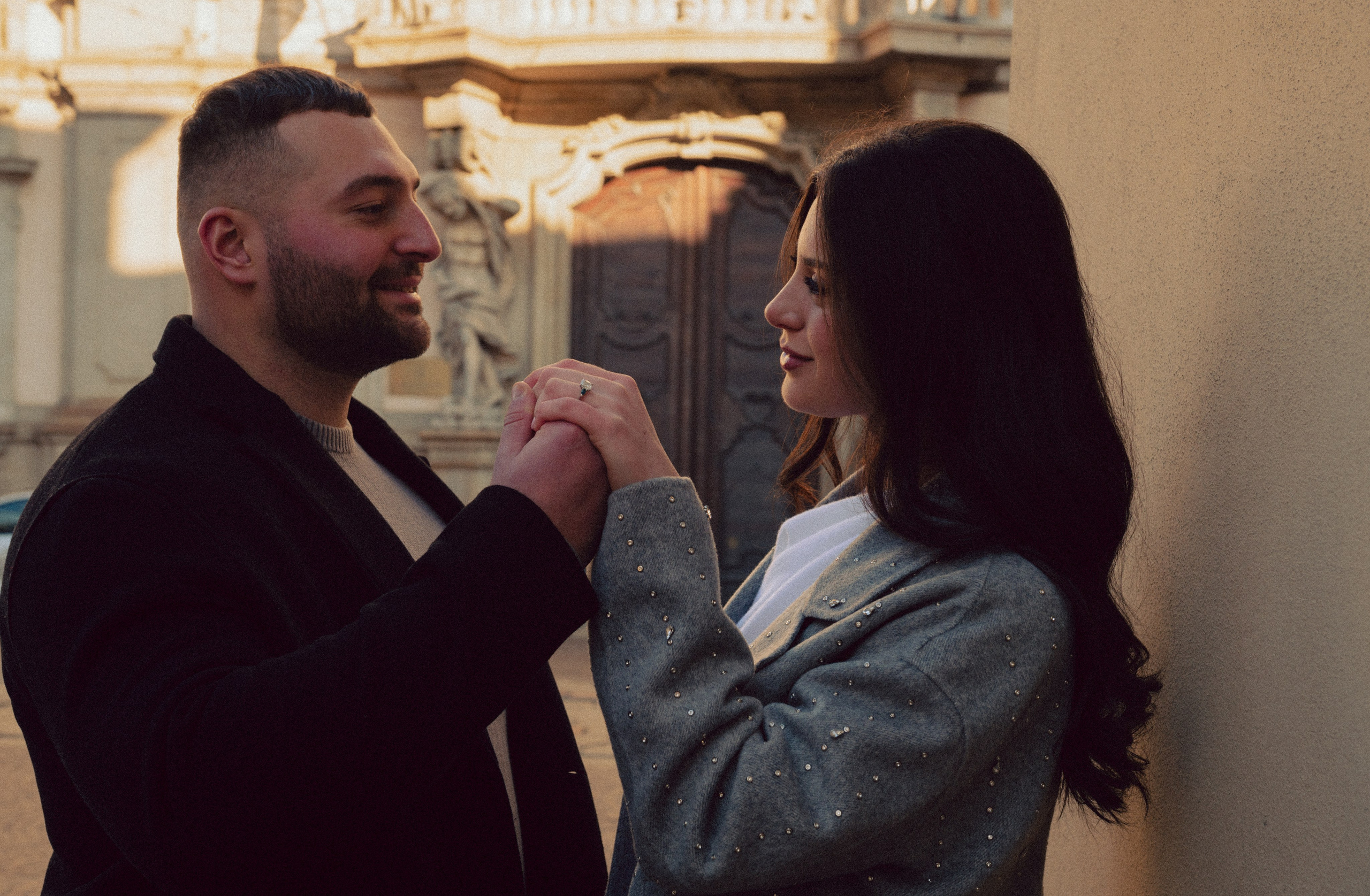 Coppia innamorata che si guarda negli occhi durante una passeggiata romantica nel centro di Milano, luce naturale e atmosfera intima. Coppia sorridente e rilassata durante un servizio fotografico romantico a Milano, connessione autentica e naturale. servizio fotografico coppia Milano, coppia innamorata Italia, fotografia naturale di coppia, coppia in movimento Milano, servizio fotografico spontaneo Milano, amore e viaggio Italia, servizio fotografico di coppia Milano, fotografia love story Milano, coppia romantica Italia, ritratto di coppia Milano, primo piano coppia innamorata, fotografia emozionale Milano,