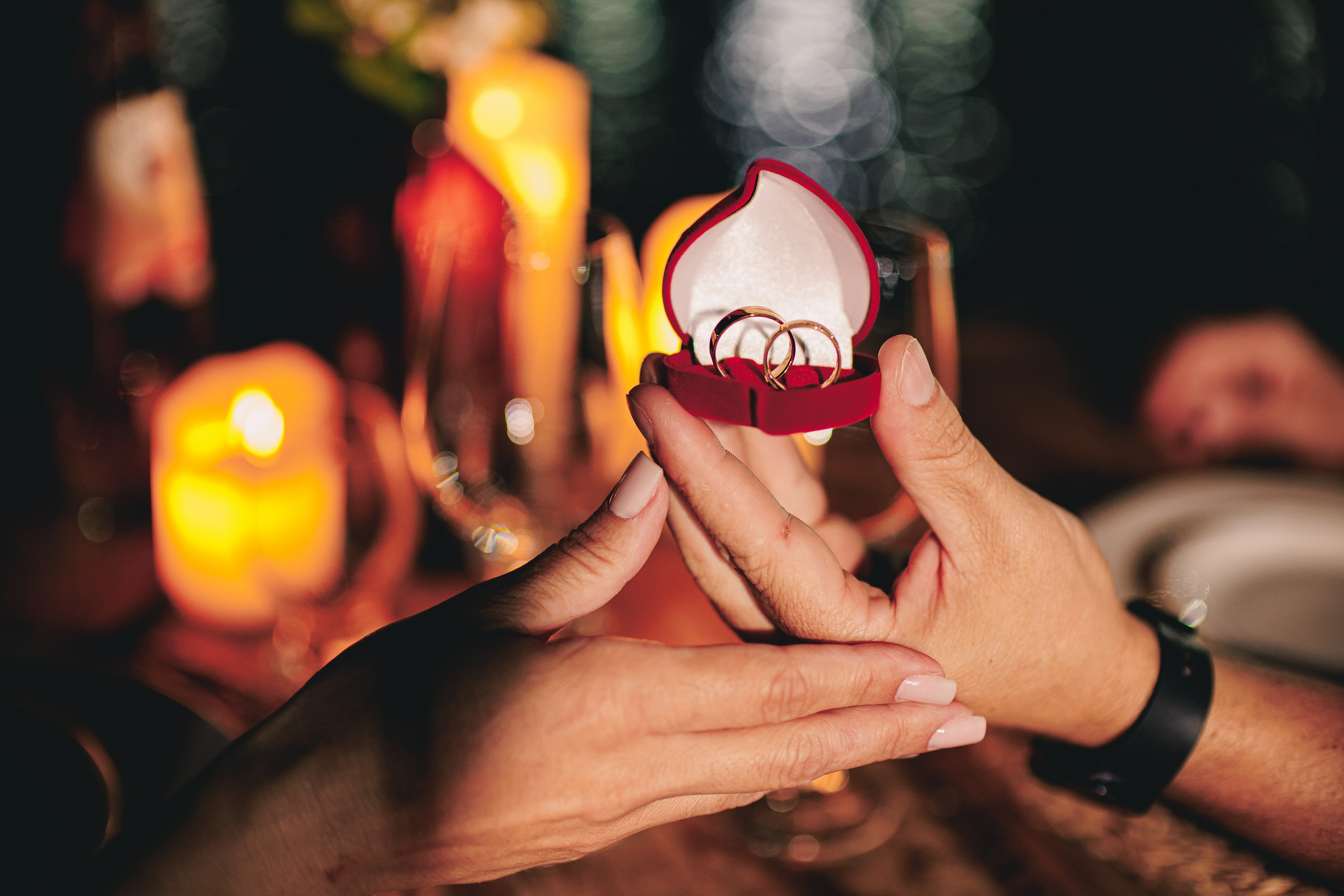 Ensaio Pré-Wedding no Interior Paulista com Lago, Areia e Pôr do Sol | Studio Melk. Tela cheia