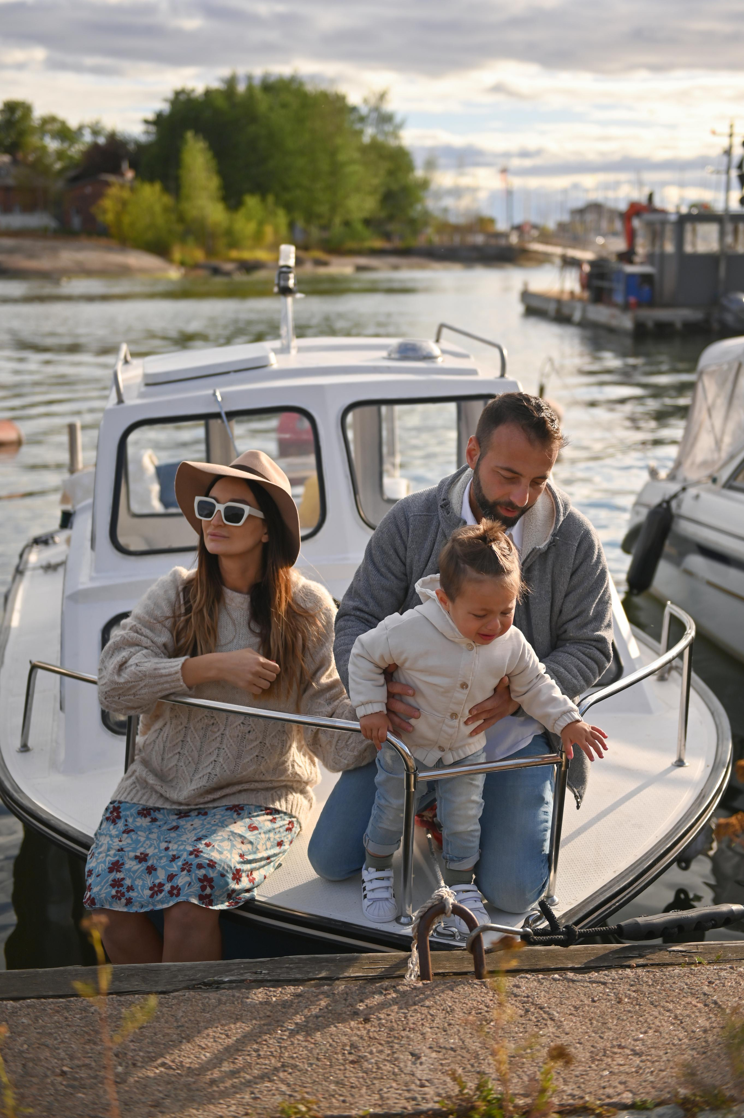 Семейная фотосессия с катером и ужином. Детский и семейный фотограф в финляндии дина пулкка. контент фотограф