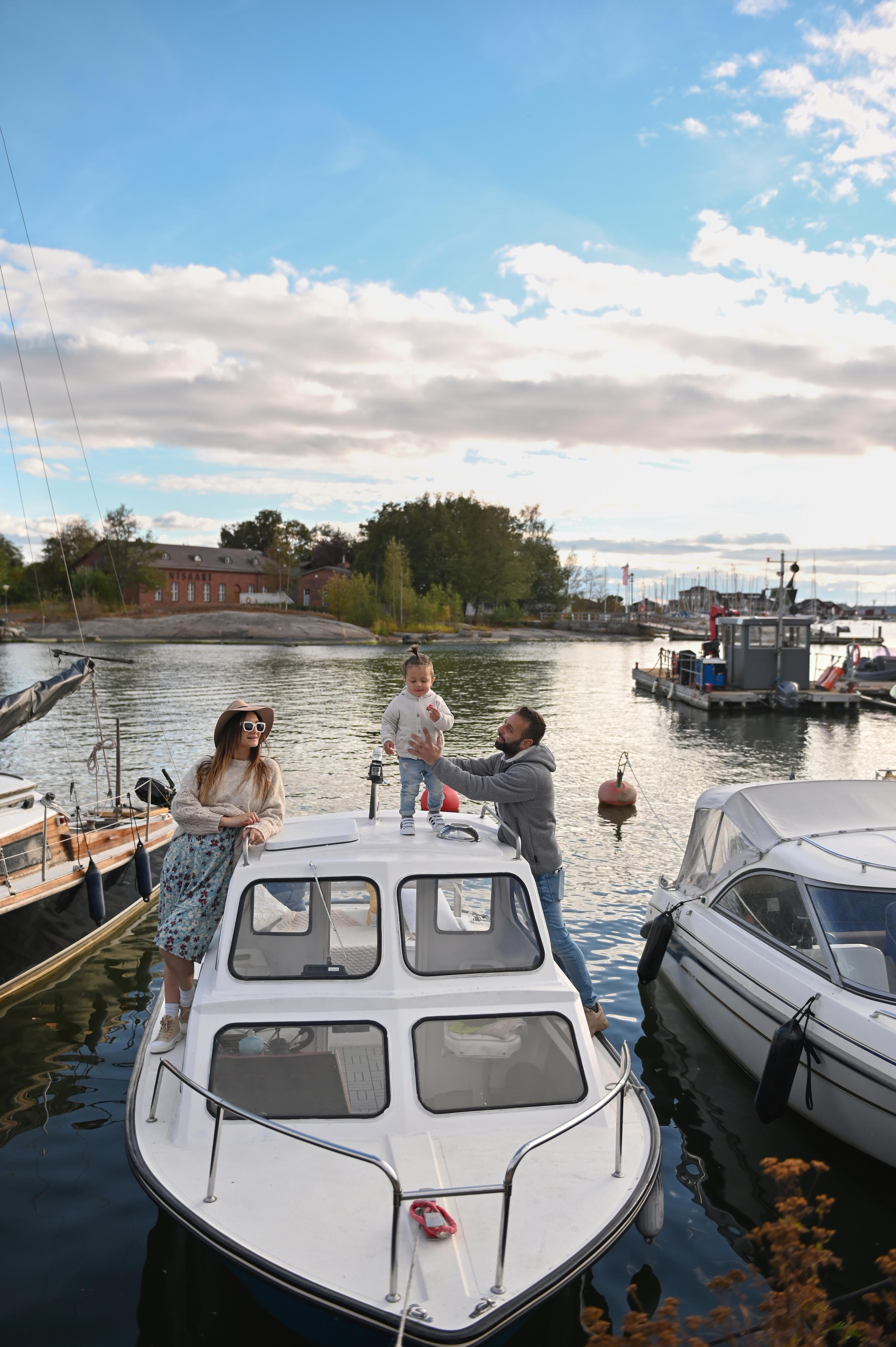Семейная фотосессия с катером и ужином. Детский и семейный фотограф в финляндии дина пулкка. контент фотограф