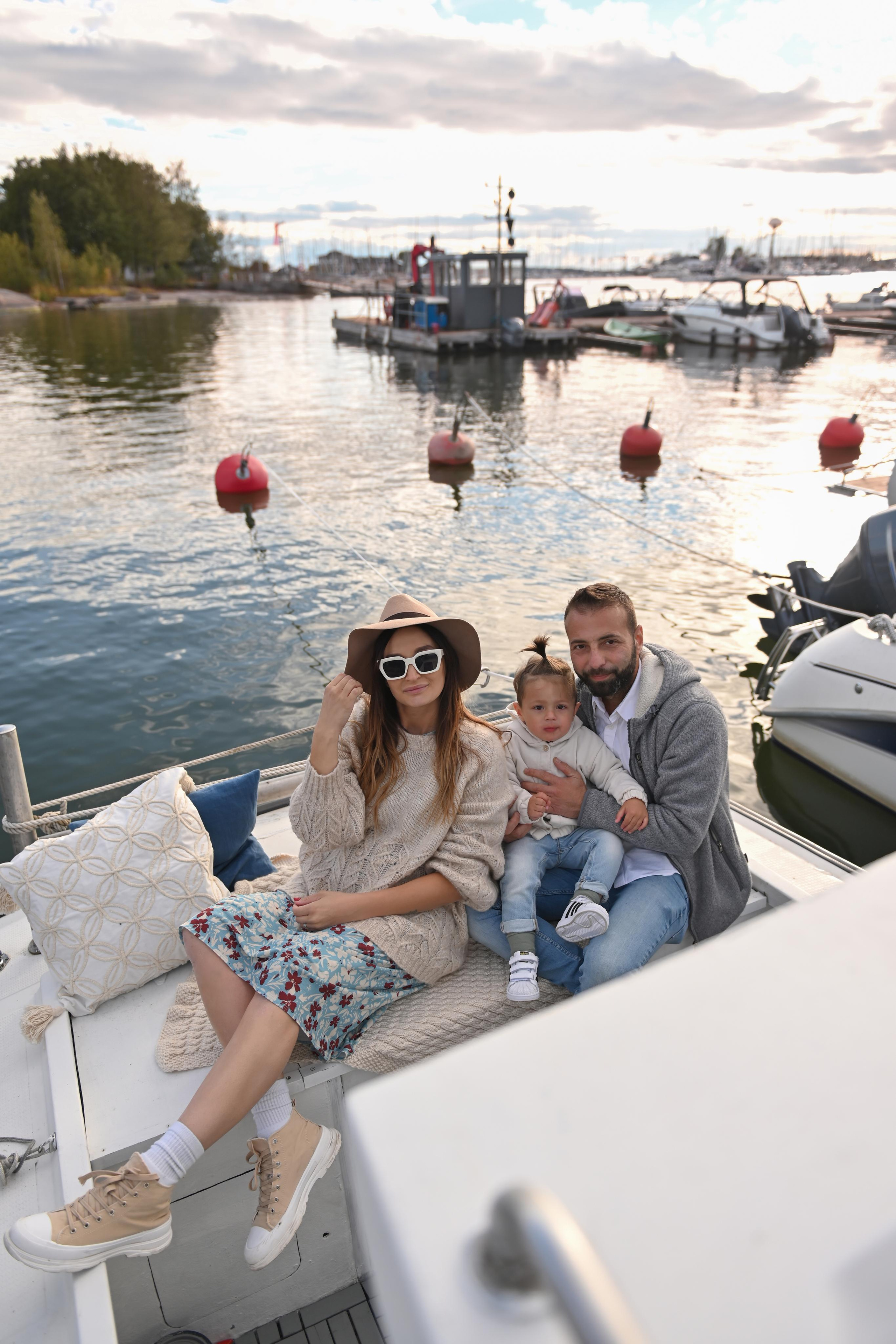 Семейная фотосессия с катером и ужином. Детский и семейный фотограф в финляндии дина пулкка. контент фотограф