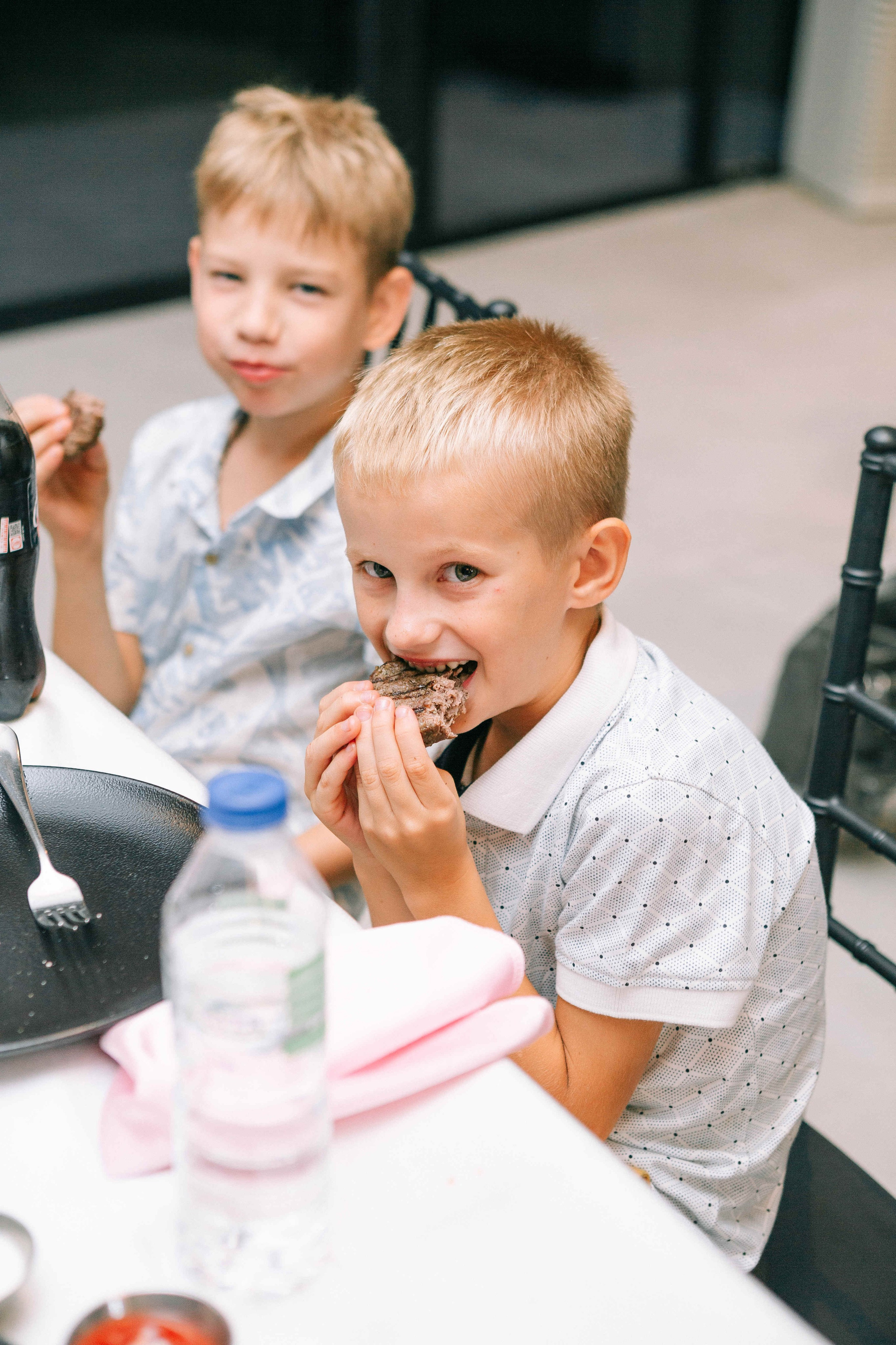 PARTY WITH FRIENDS. Https://shi-photo.com/