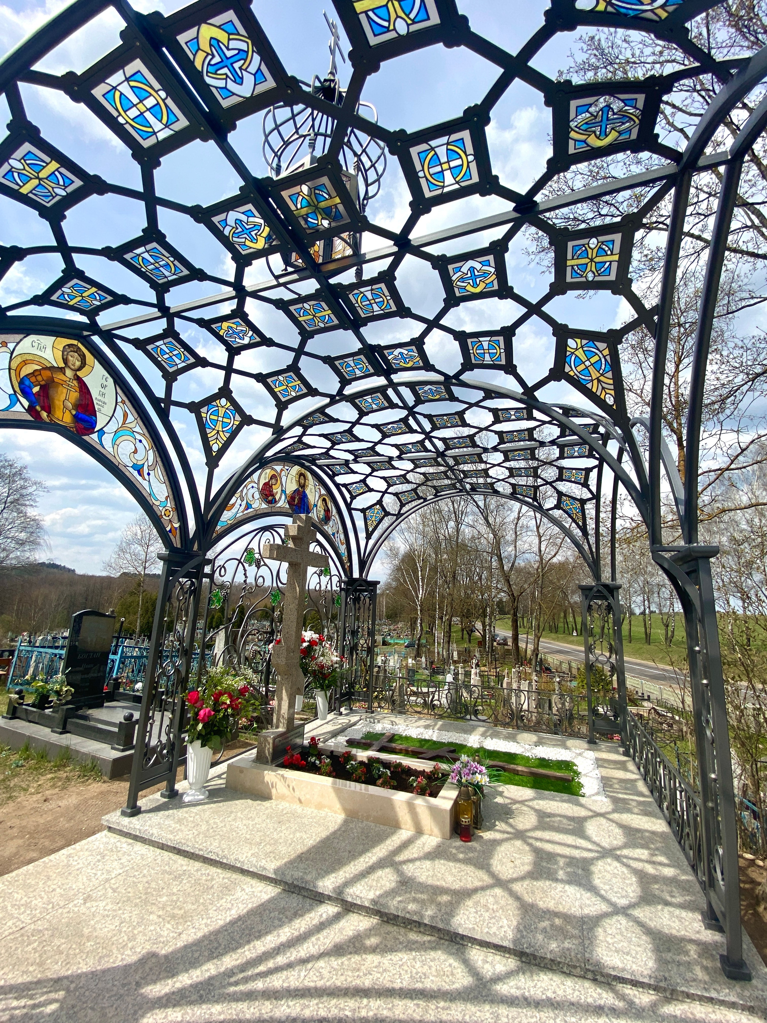 Архитектурная композиция «Красненский некрополь» в д. Красное Минской области. Протоиерей Фёдор Повный - идея и творческая концепция. Мария Тарлецкая - автор проекта и руководитель реализации. Анна Авгуль - витраж.  2020 г. Сталь, витражи, монолитный поликарбонат,  художественная ковка, лазерная резка, сварка. 