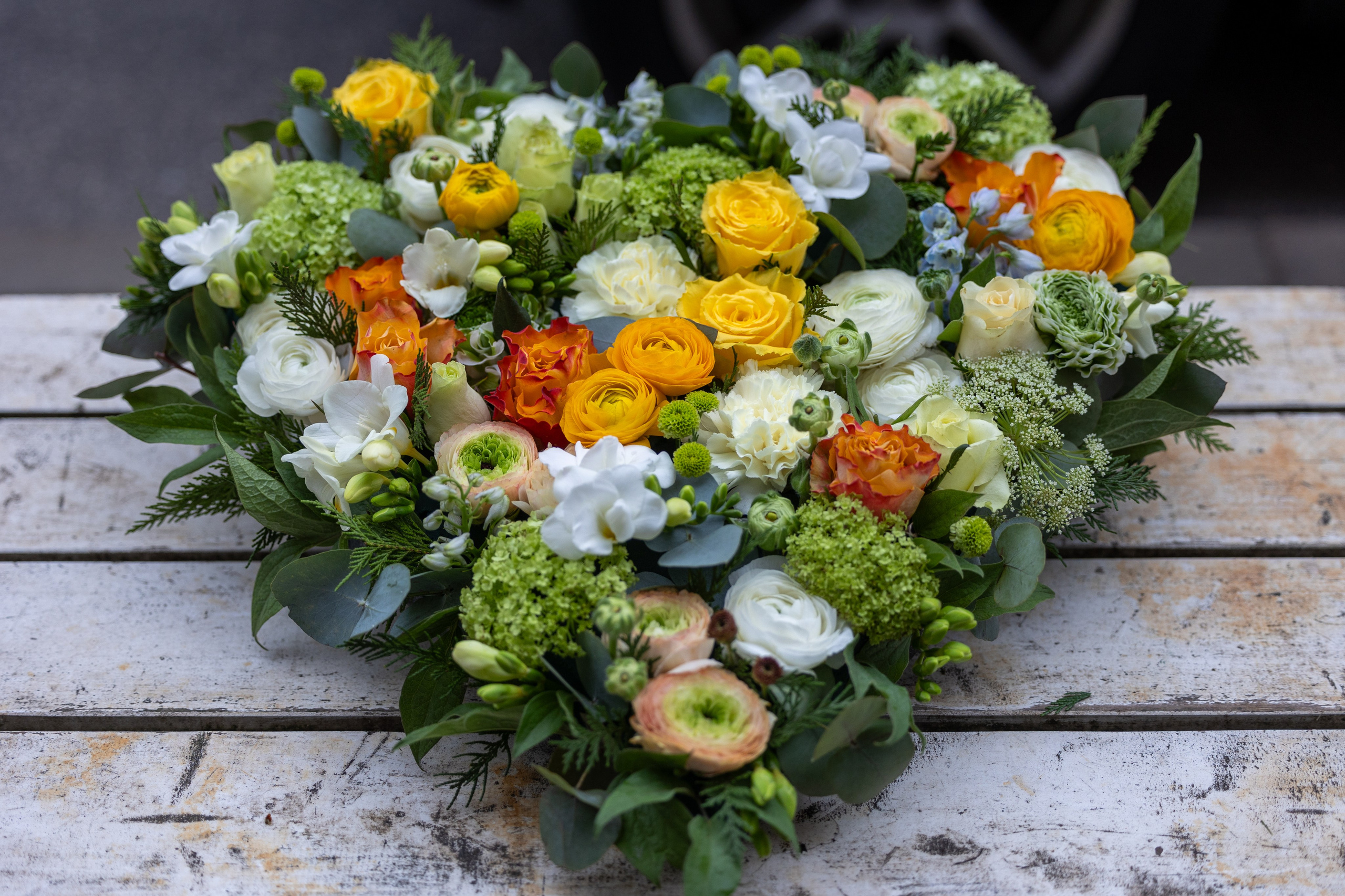 Et hjerte af lys og håb. Dette smukke hjerte i hvid og gul er en perfekt måde at vise din kærlighed og respekt for den afdøde på ved begravelsen. De to farver symboliserer lys, glæde og håb, og skaber en varm og fredfyldt atmosfære i en svær stund.