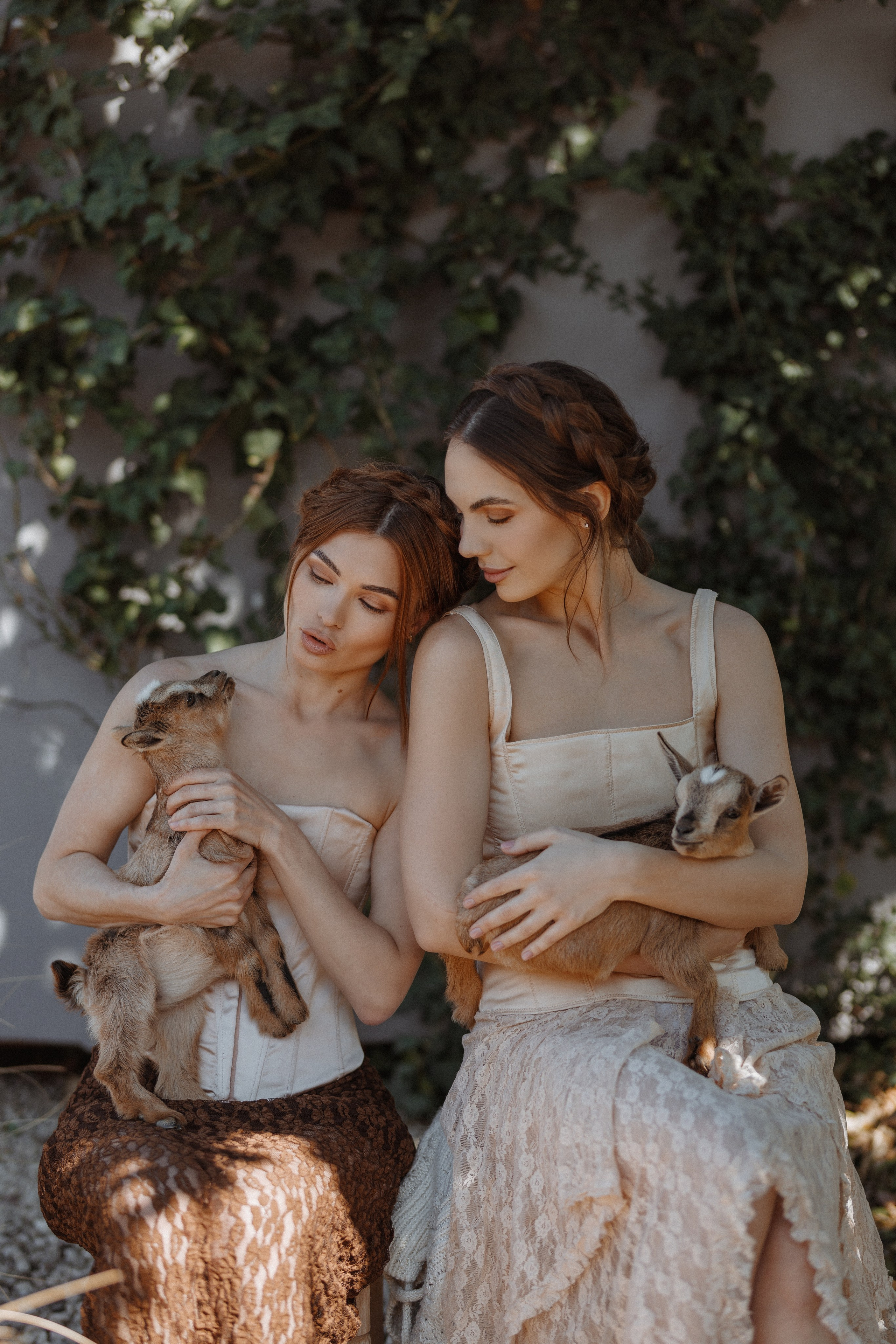 Девушки с козами. Фотосессия с козами. Красивые девушки с животными. Девушка держит козу. Фотосессия в деревенском стиле. Фотосессия с животными. Фотосессия с козочками. Фотосессия в стиле эко. Деревенская фотосессия. Козы и девушки — фото. Нежные фото с козами. Фото с козами. Пасторальная фотосессия. Весенняя фотосессия с животными. Фотосессия в деревне. Фотосессия в Анталии. Фотосессия в Турции с животными. Сельская фотосессия в Кемере. Kemer Butiq garden. Локации в Кемере. красивые Локации в Кемере.Локации в Кемере для фотосессии. Локации в Кемере 