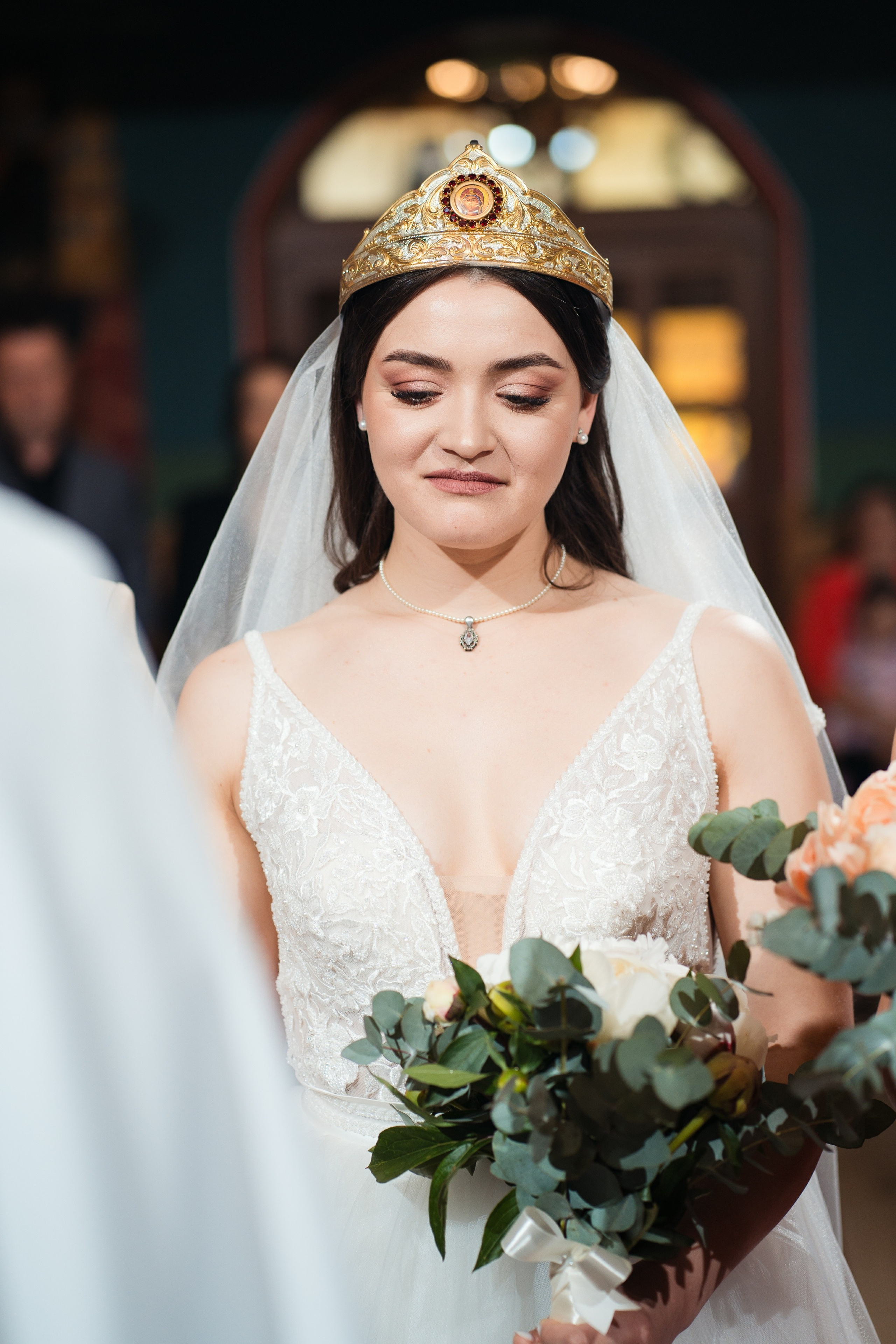 Mirele și mireasa în fața altarului, în timpul ceremoniei religioase