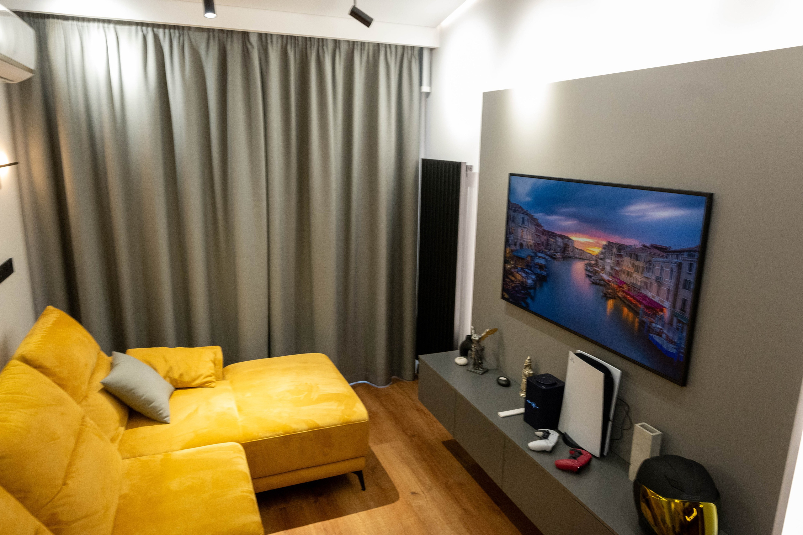 The apartment is on two levels. Fotograf Dmitrii Donets