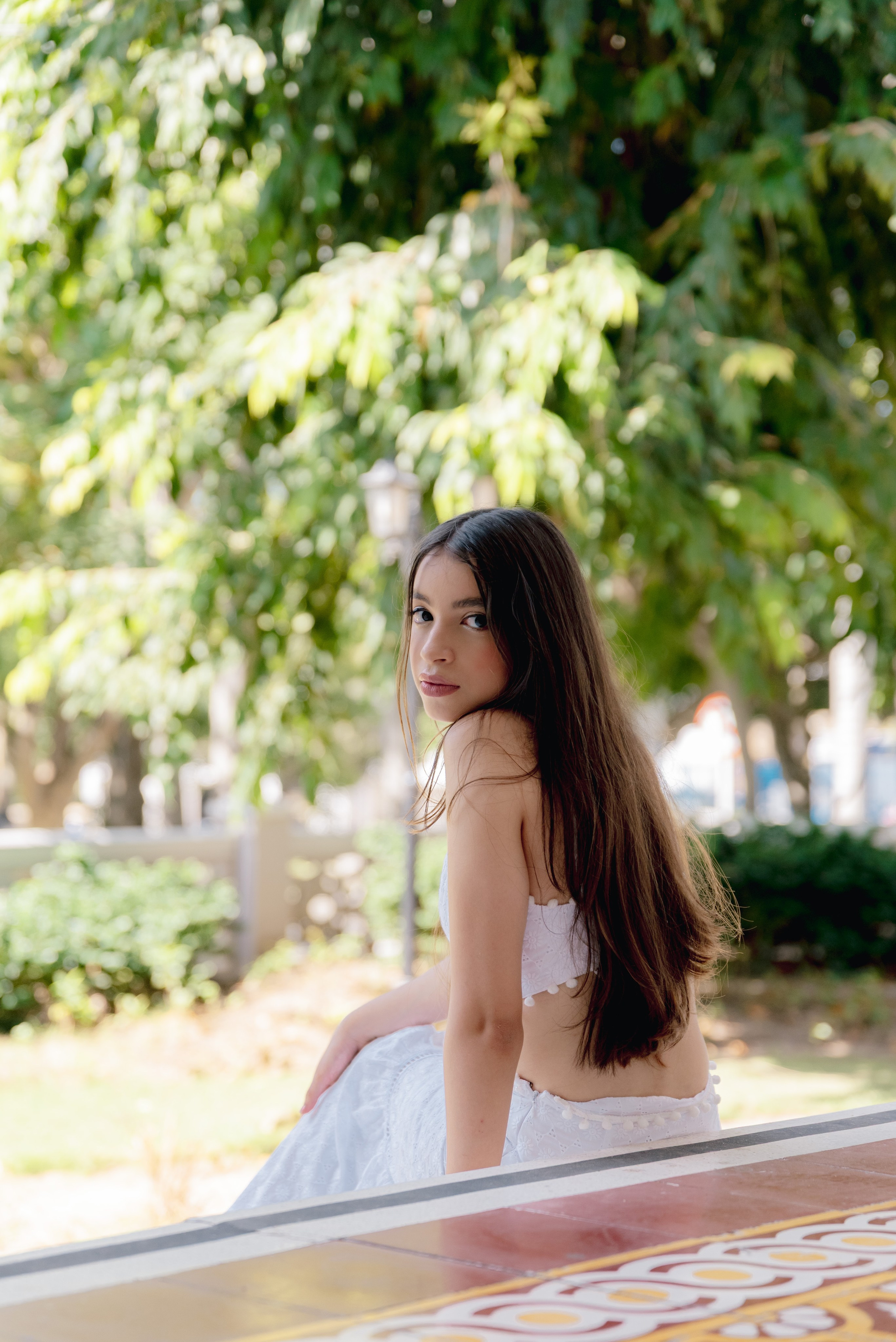 Retrato quinceañera sonrisa natural sesión fotográfica profesional al aire libre BanderArt