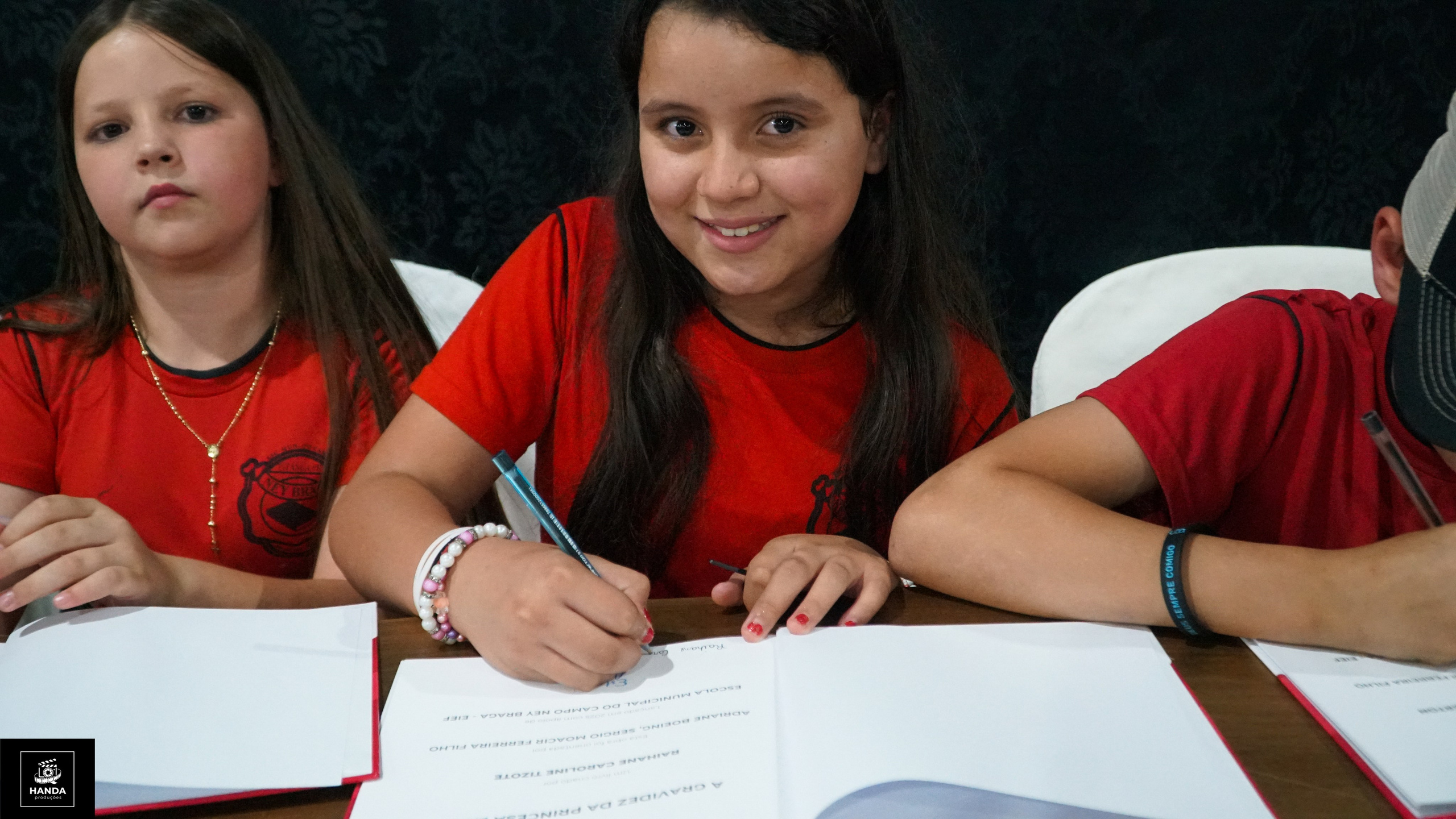 Noite autógrafos colégio Aurélio Buarque de Holanda. Handa Produções