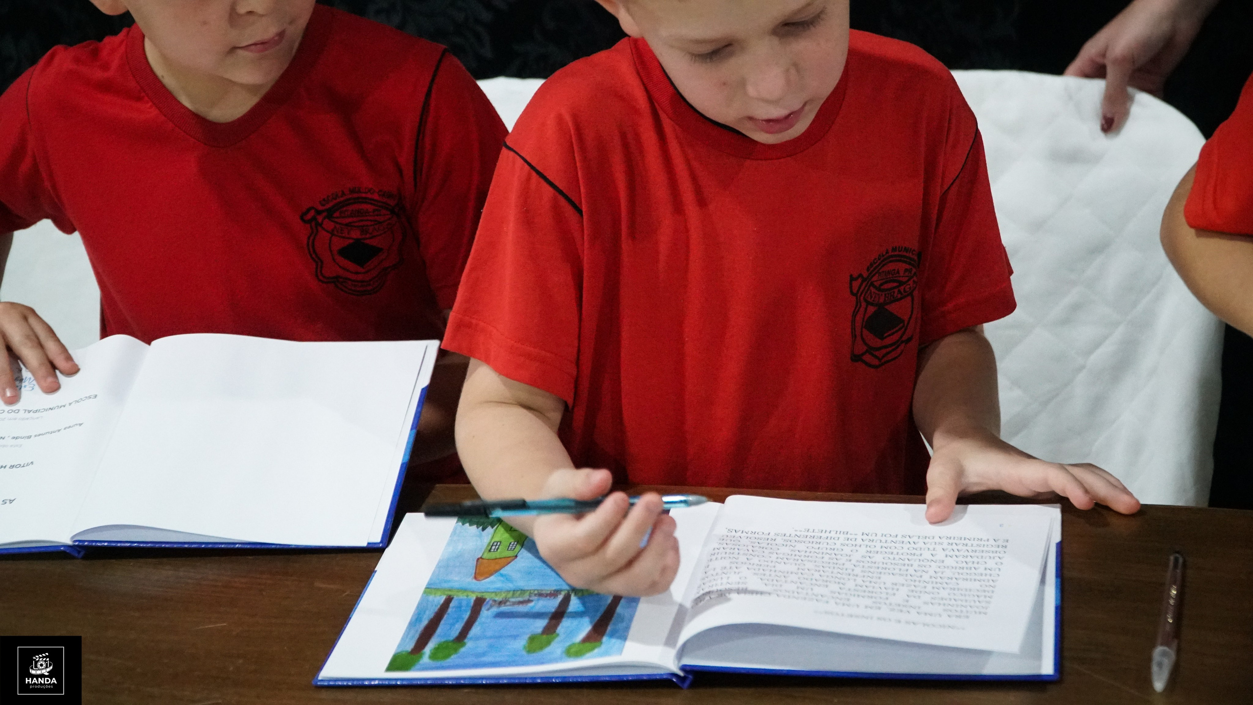 Noite autógrafos colégio Aurélio Buarque de Holanda. Handa Produções