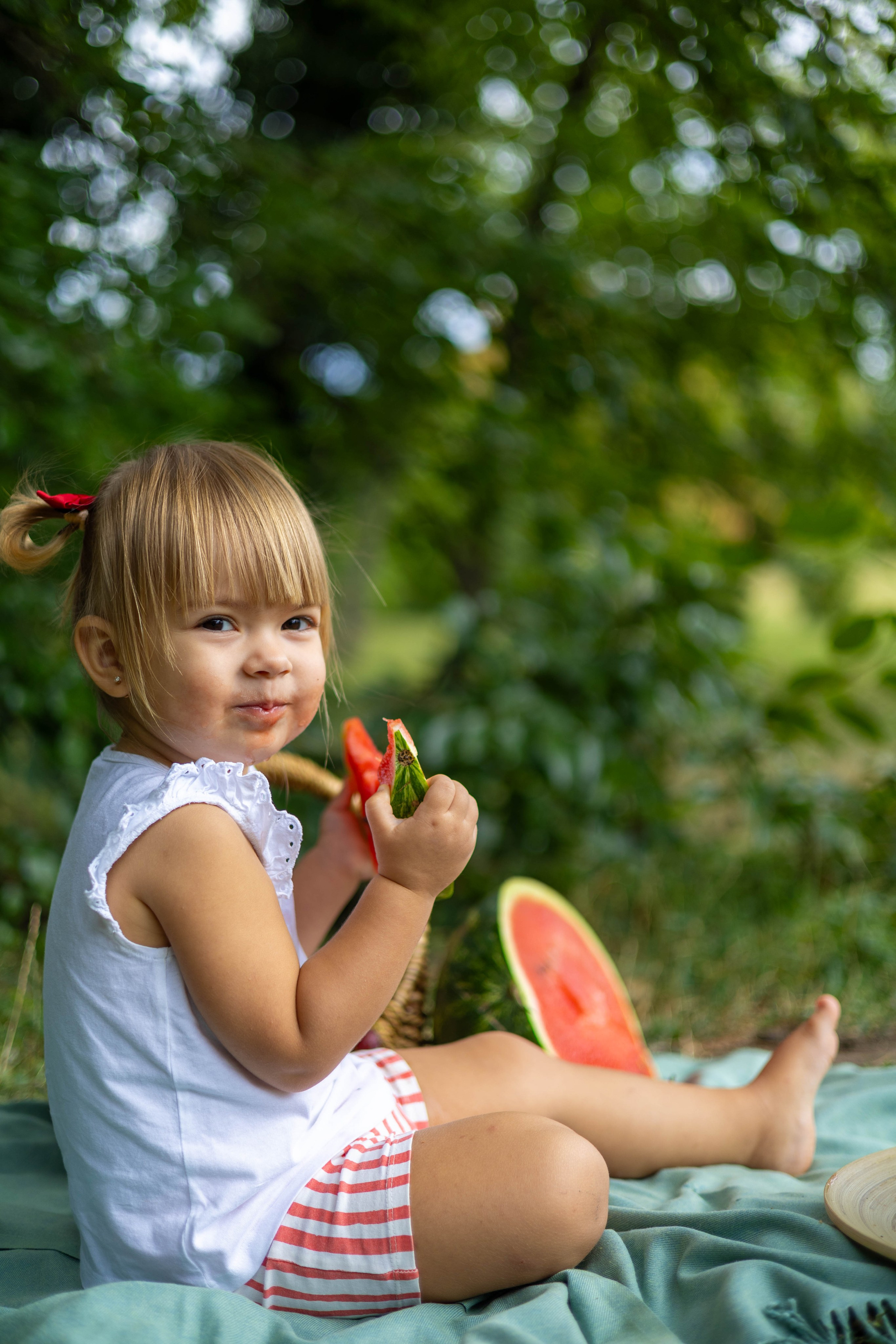 "Фотосессия ребёнка на природе — девочка с арбузом в Кишинёве"