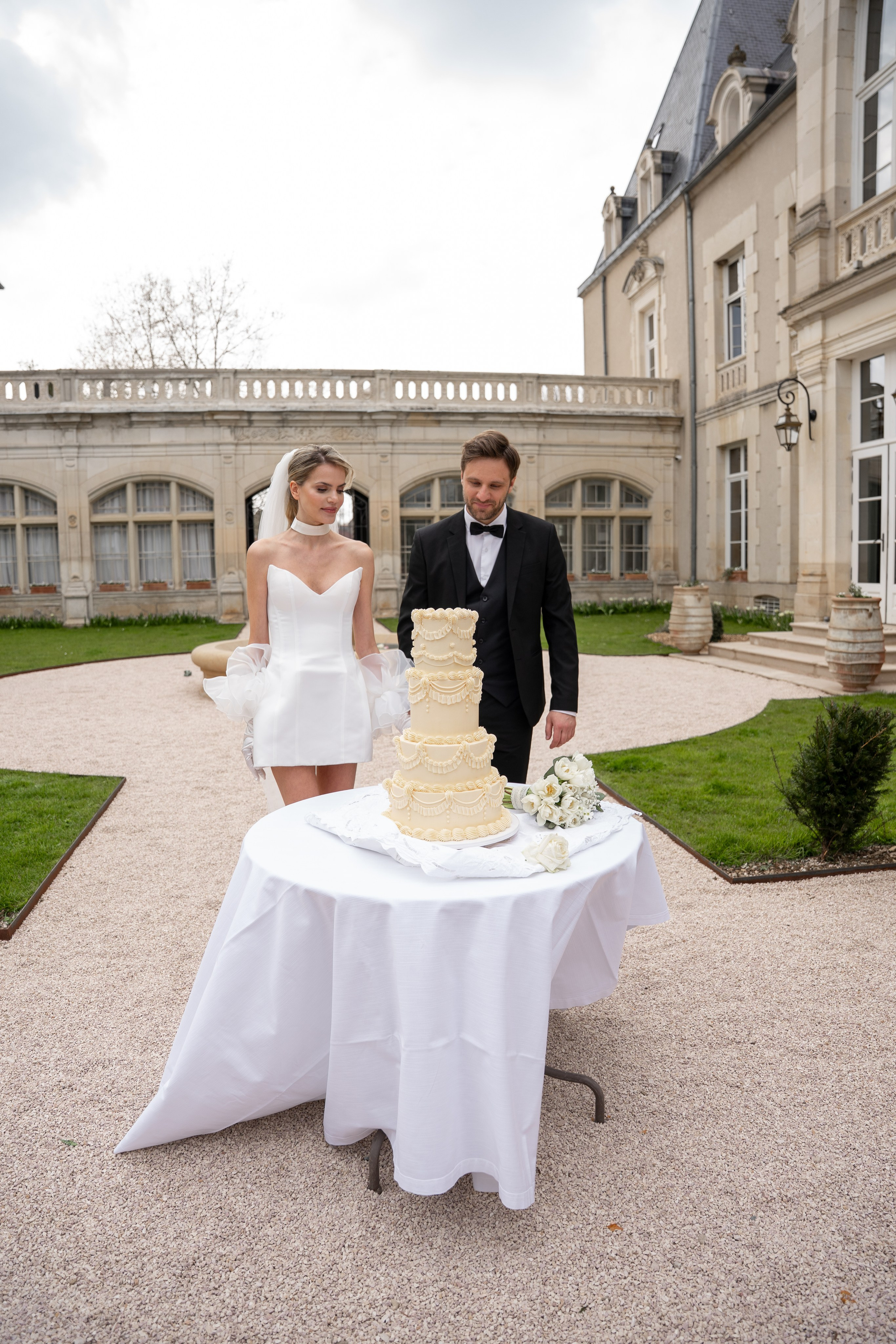 Chateau elopement inspiration. Wedding photographer in Paris Oksana Shum