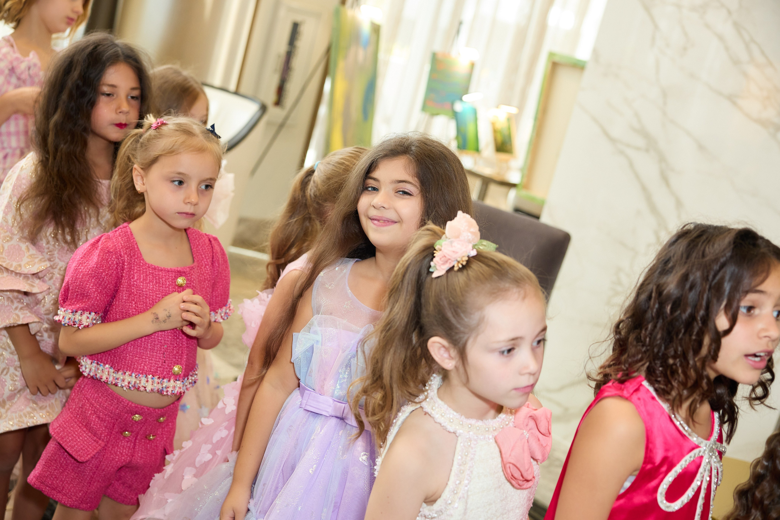 Авторская благотворительная художественная выставка Дианы Бортник. Фотограф Юлия Маковеева