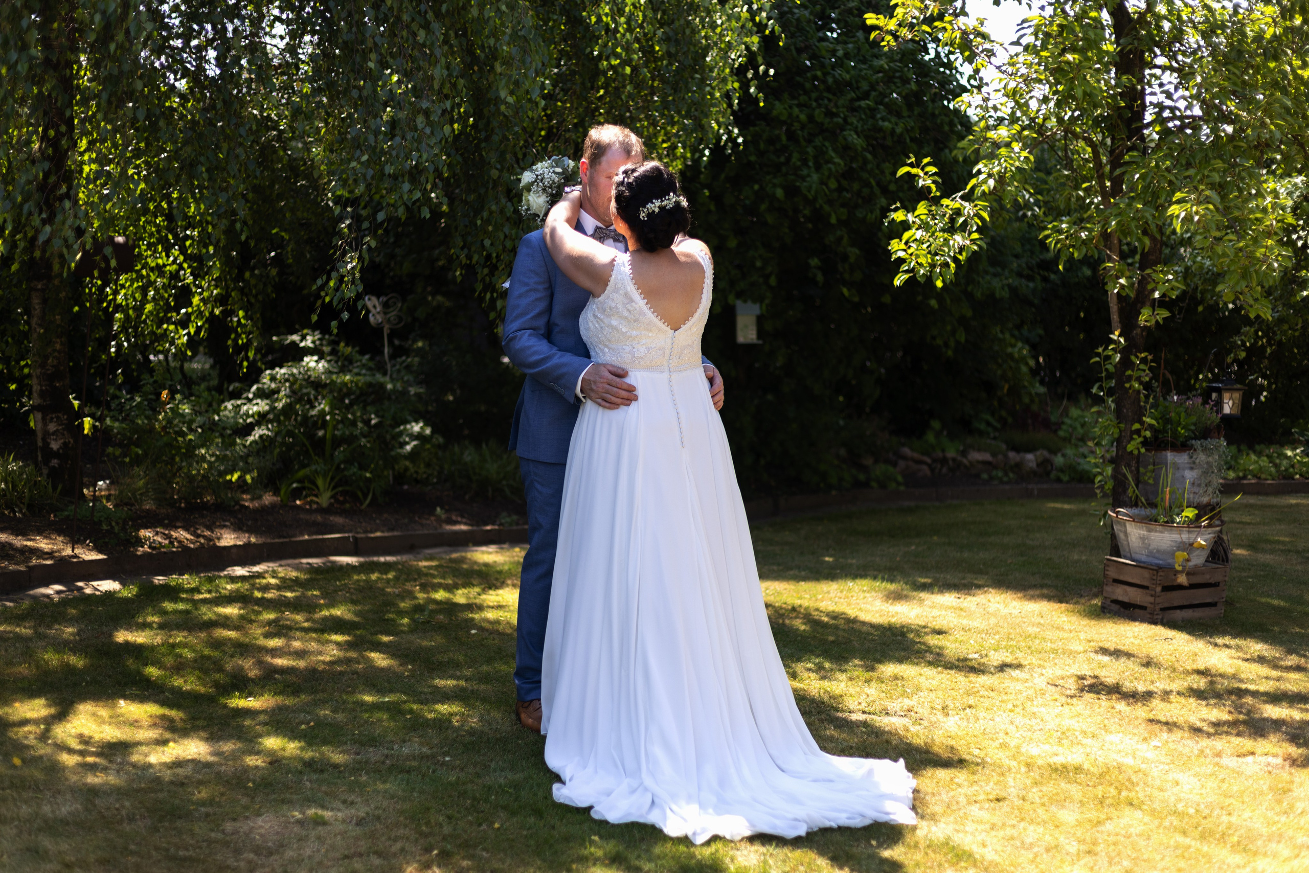 Hochzeitsdetails: Natürliches und entspanntes Fotoshooting im Garten in Bippen.“