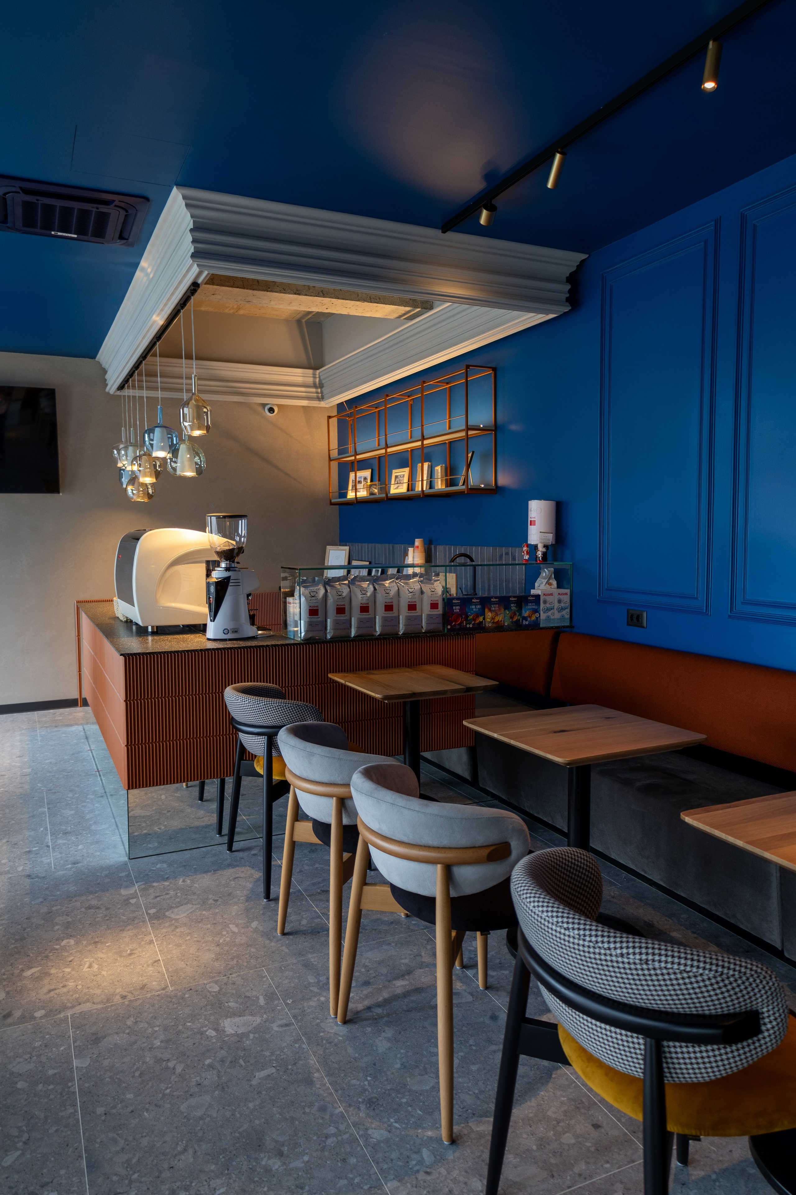 Cafenea “Monte Carlo” Buhuși. Fotograf. Lucrez cu oameni, produse și spații. Portret și fotografie creativă. Bacău, România. Lidia Savinoiu