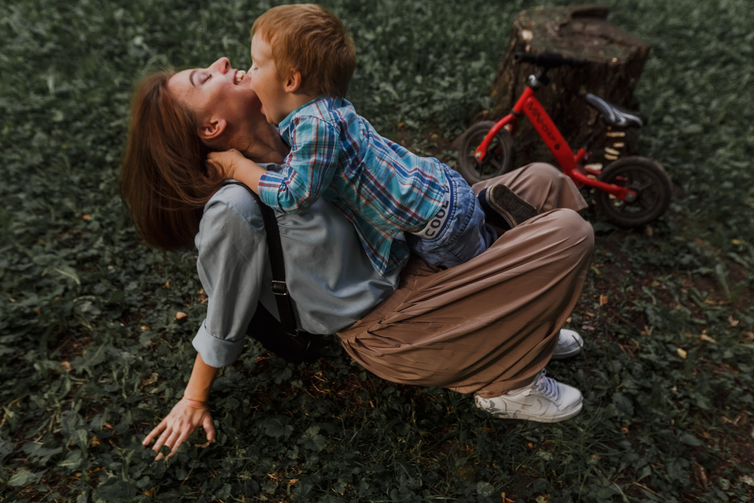 Sesión de fotos con un niño travieso. Fotógrafo de retrato, familia y reportajes en Valencia | España | Europa Vitalii Lumier