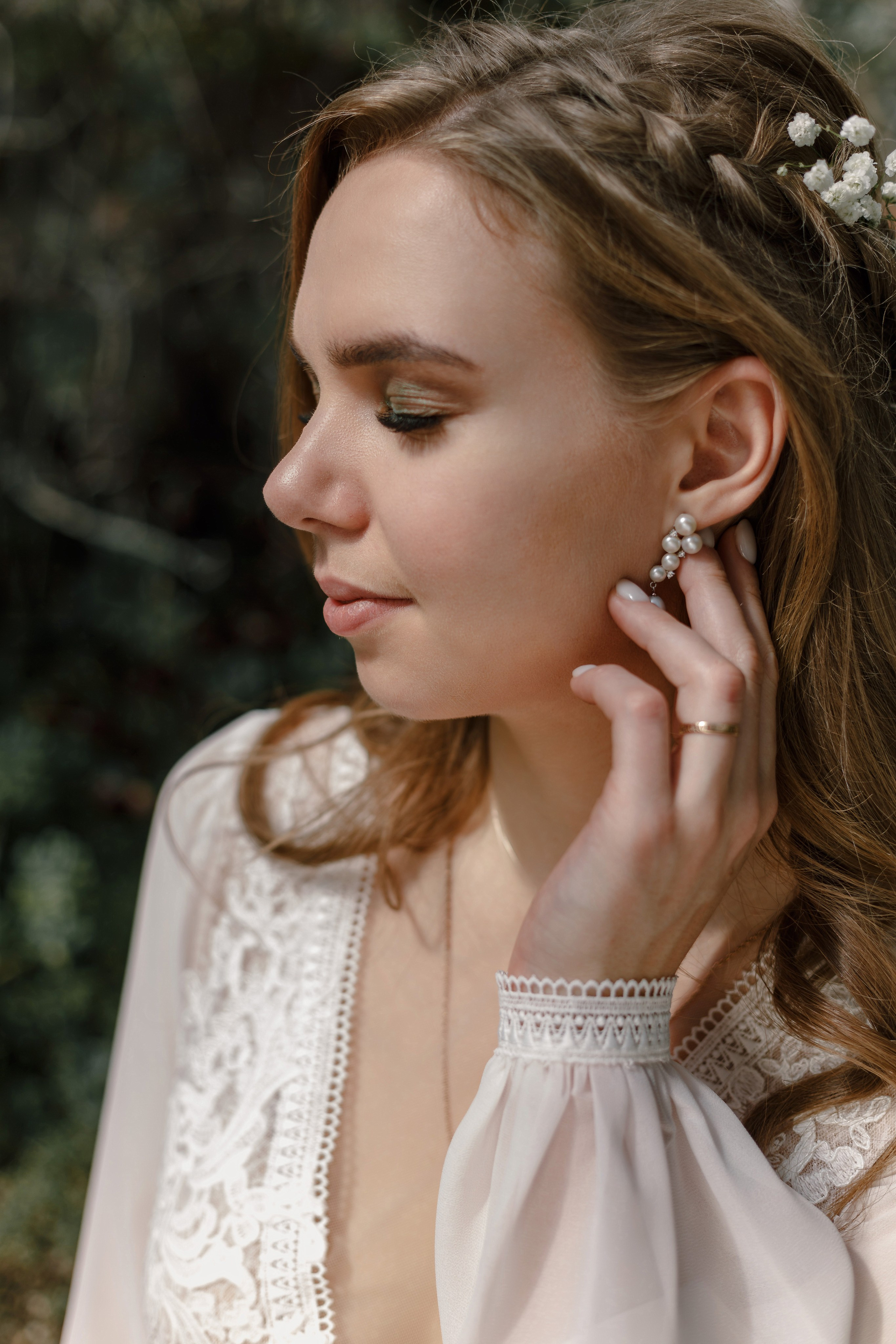 Novia y novio atrevidos con el telón de fondo de un auto viejo. Fotógrafo de retrato, familia y reportajes en Valencia | España | Europa Vitalii Lumier